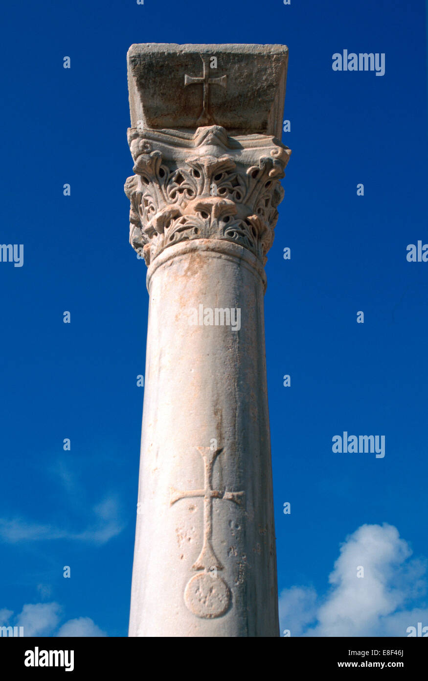 Überqueren Sie auf einer Säule, Apollonia, Libyen eingeschrieben. Stockfoto