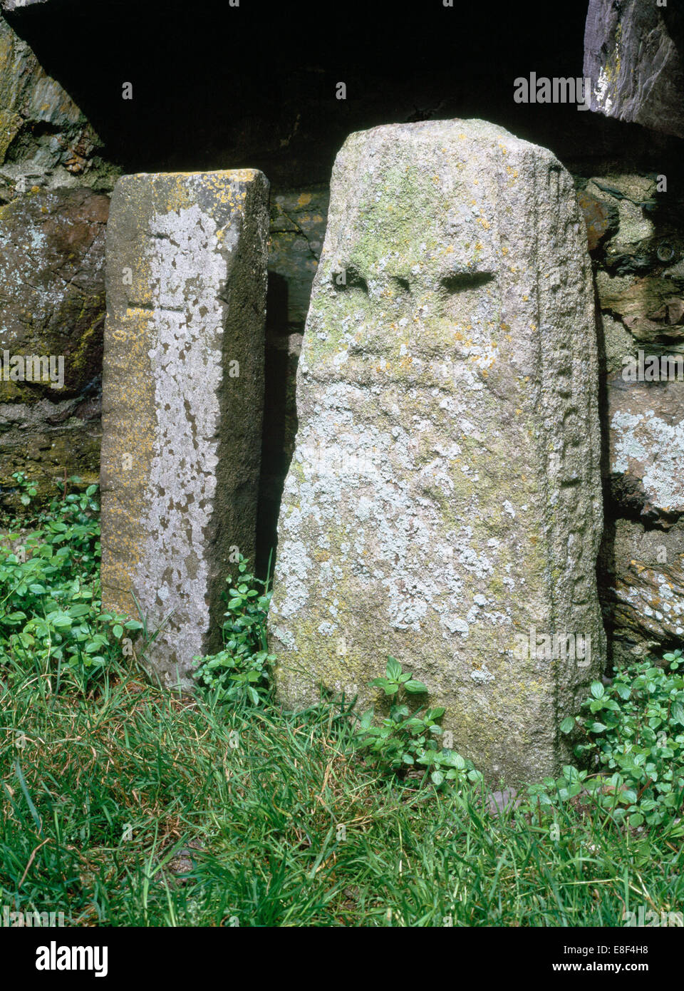 Str. Marys Abbey, Bardsey Island: Schrägbild eines Kreuzes geschnitzt Sandstein Säule & Kreuz-Welle Fragments mit Randschrift. Stockfoto