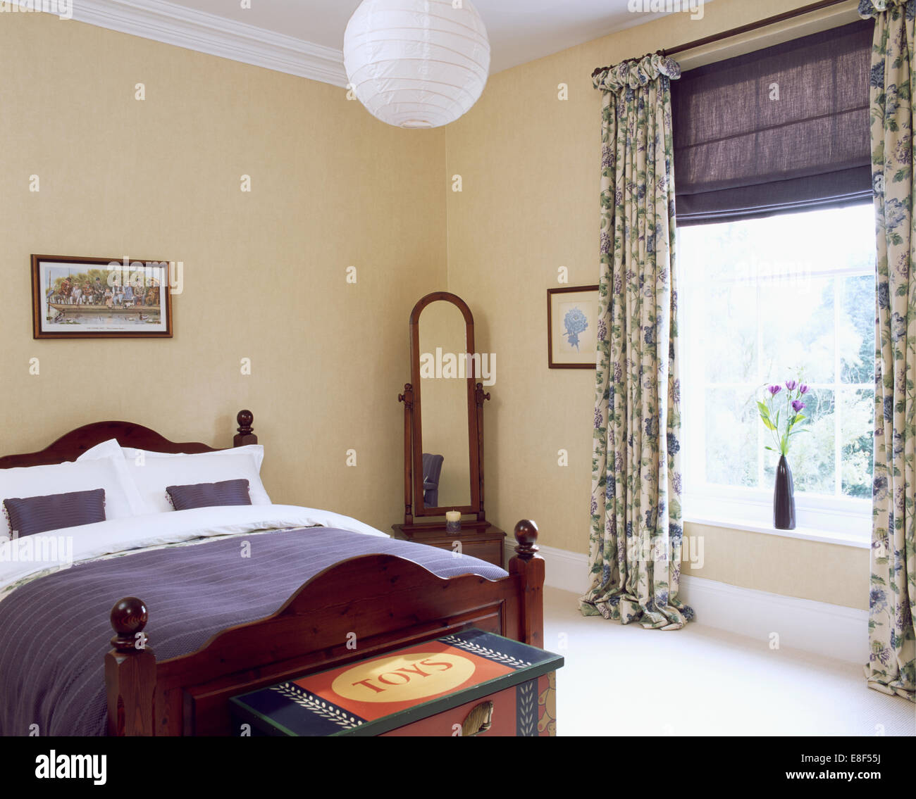 Japanpapier Schatten auf Deckenleuchte in Schlafzimmer mit Cheval Spiegel und Fenster mit blau, die blinde und Blumen drapiert Stockfoto