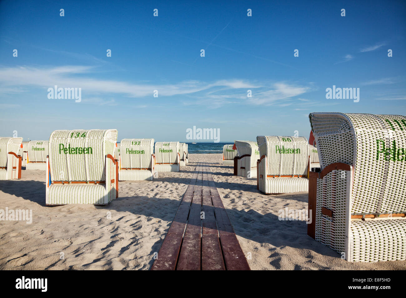 Reihen der Liegestühle aus Holz Weg über den Strand von Grömitz an der Ostsee-Küste Stockfoto