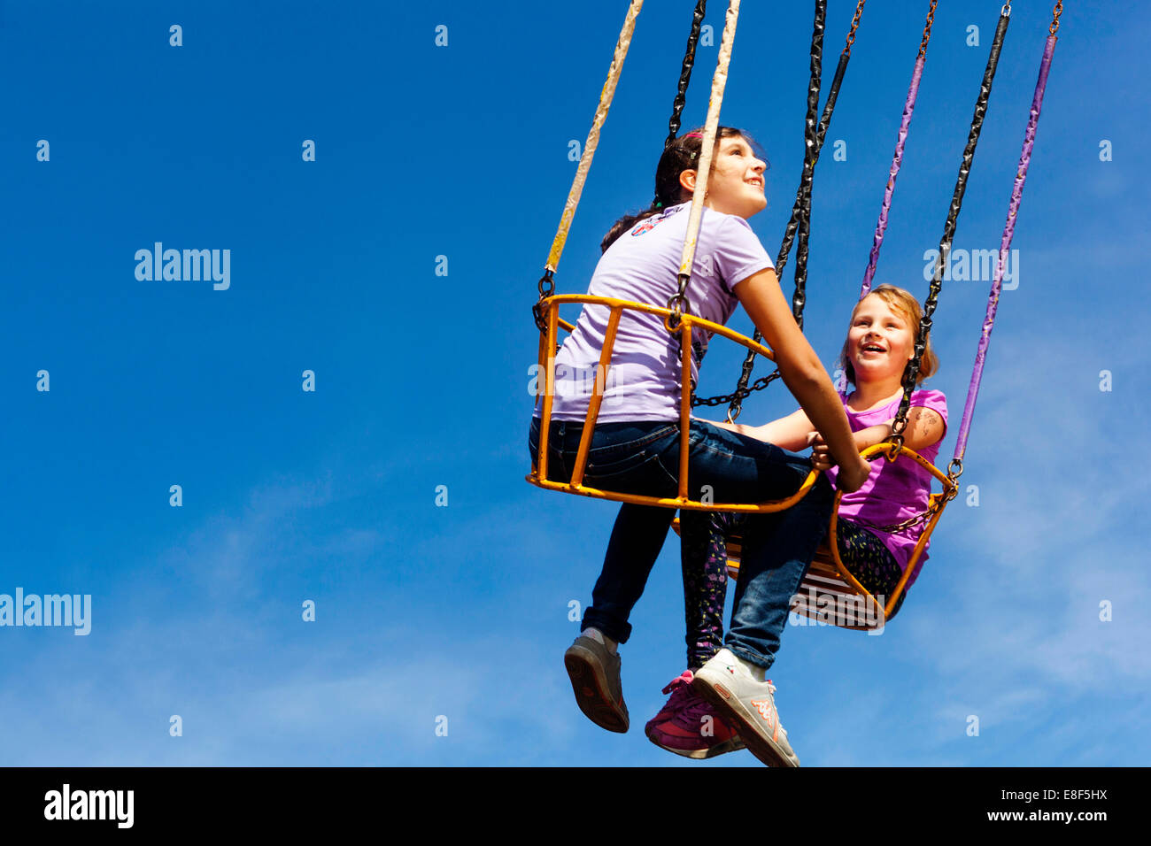 Jugendliche, junge Menschen auf Karussellfahrt, Kirmes, Tschechische Republik Stockfoto