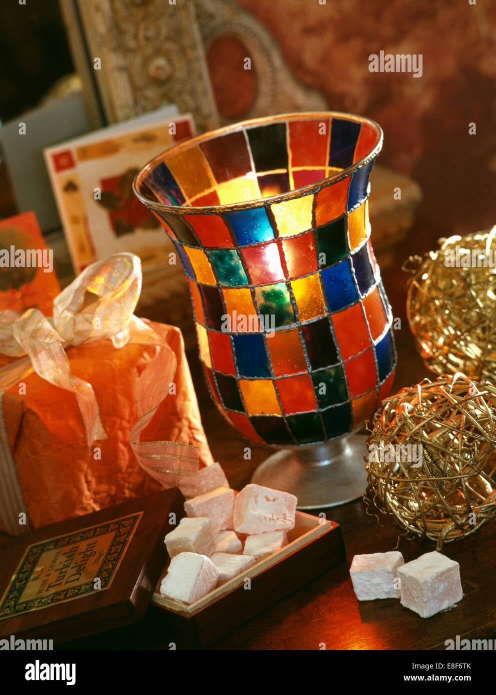 Nahaufnahme von Hand bemalten Mosaik Effekt Glas Laterne auf Tisch mit hausgemachten Turkish delight Stockfoto