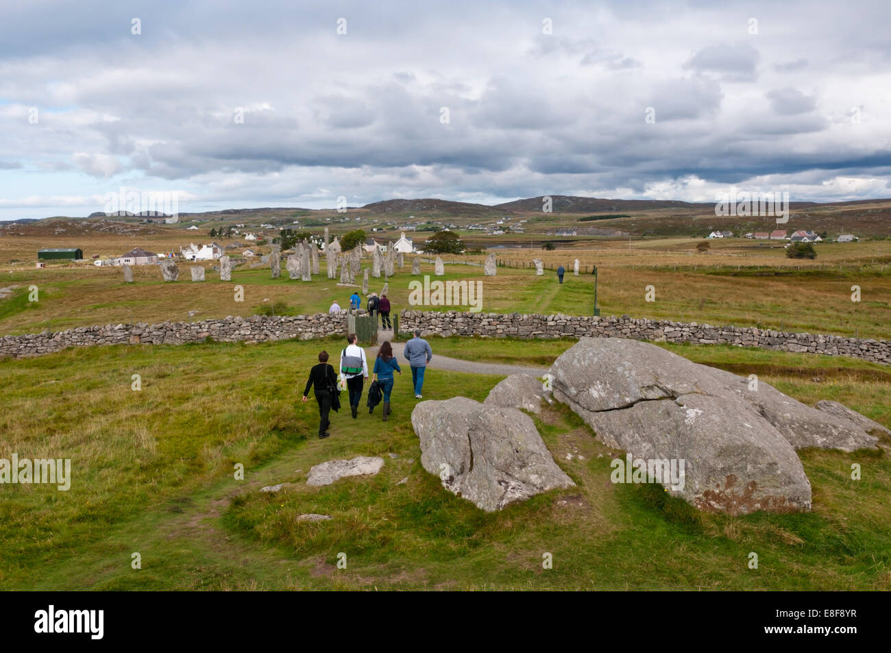 Besucher zu den Callanish Standing Stones auf der Isle of Lewis auf den äußeren Hebriden. Stockfoto
