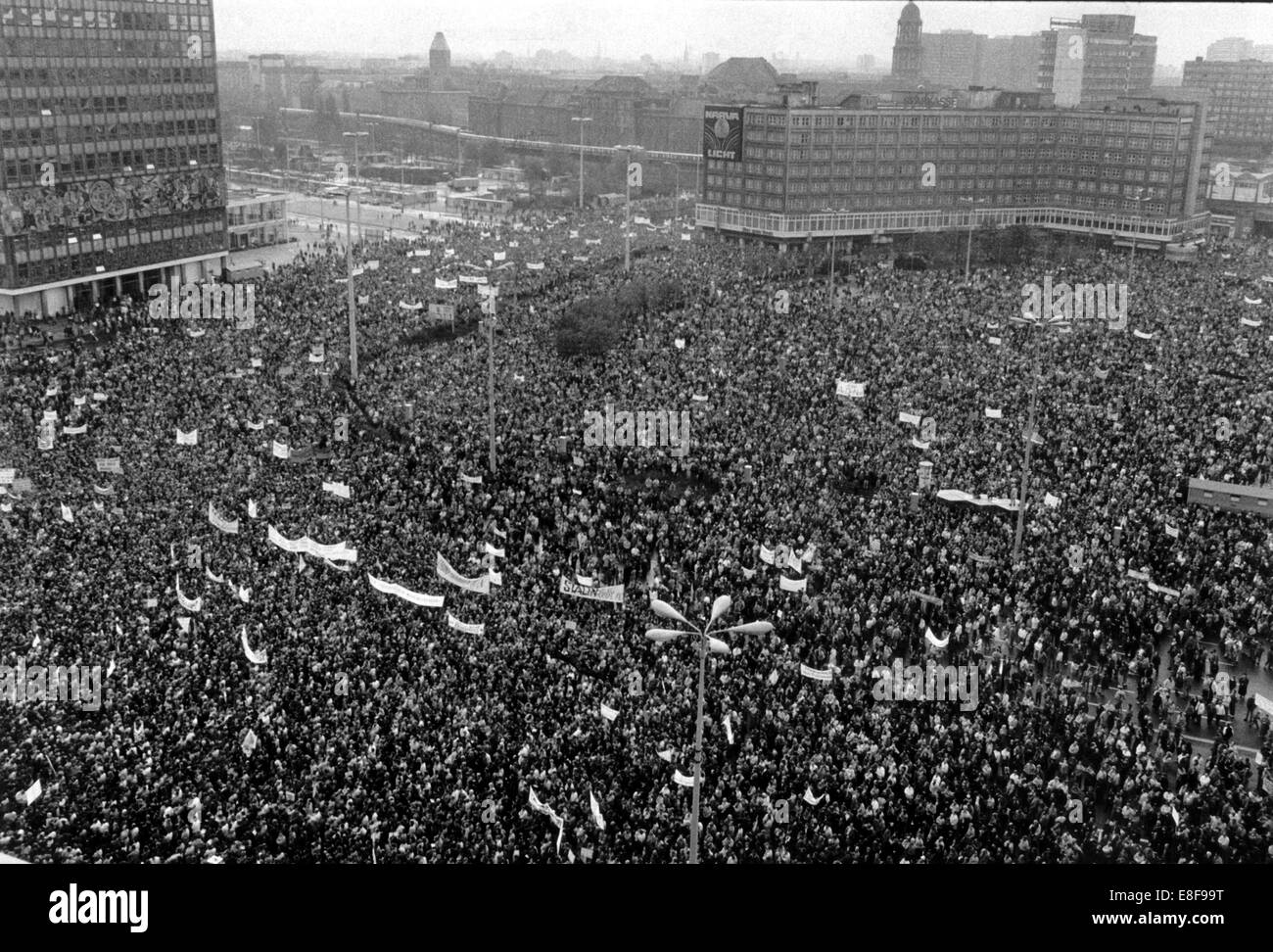 Menschen tragen Plakate auf dem Alexanderplatz in Ost-Berlin am 4. November 1989. An diesem Tag fand eine Großdemonstration statt, wo fast 1 Million Menschen Wende in der DDR gefordert. Foto: Eberhard Kloeppel Stockfoto