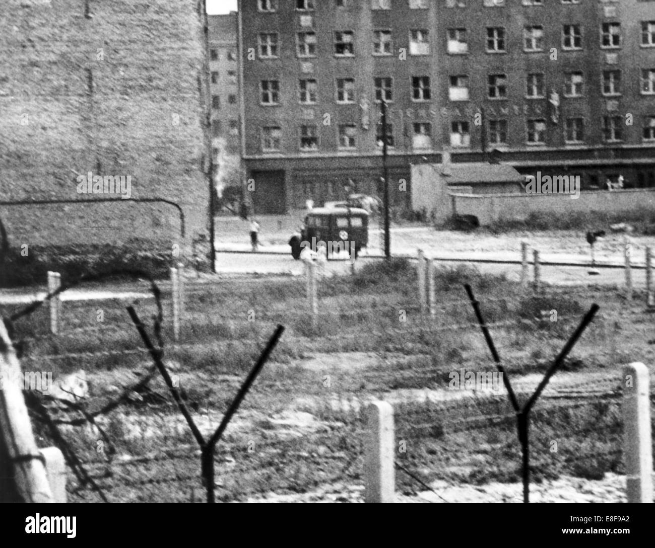 Blick über Berliner Mauer auf die Krankenwagen, die das Opfer evakuiert. Ein 40 bis 50 Jahre alter Mann angeschossen von Ost-Berliner Grenzsoldaten bei seiner Flucht auf dem Friedhof an der Grenze Ecke Bernauer Straße versuchen / Berg Street am 4. September 1962. Die Bundesrepublik Deutschland und der Deutschen Demokratischen Republik wurden durch einen Eisernen Vorhang vom 13. August 1961, der Tag der Gebäude der Berliner Mauer bis zum Fall der Mauer am 9. November 1989 in West und Ost aufgeteilt. Stockfoto