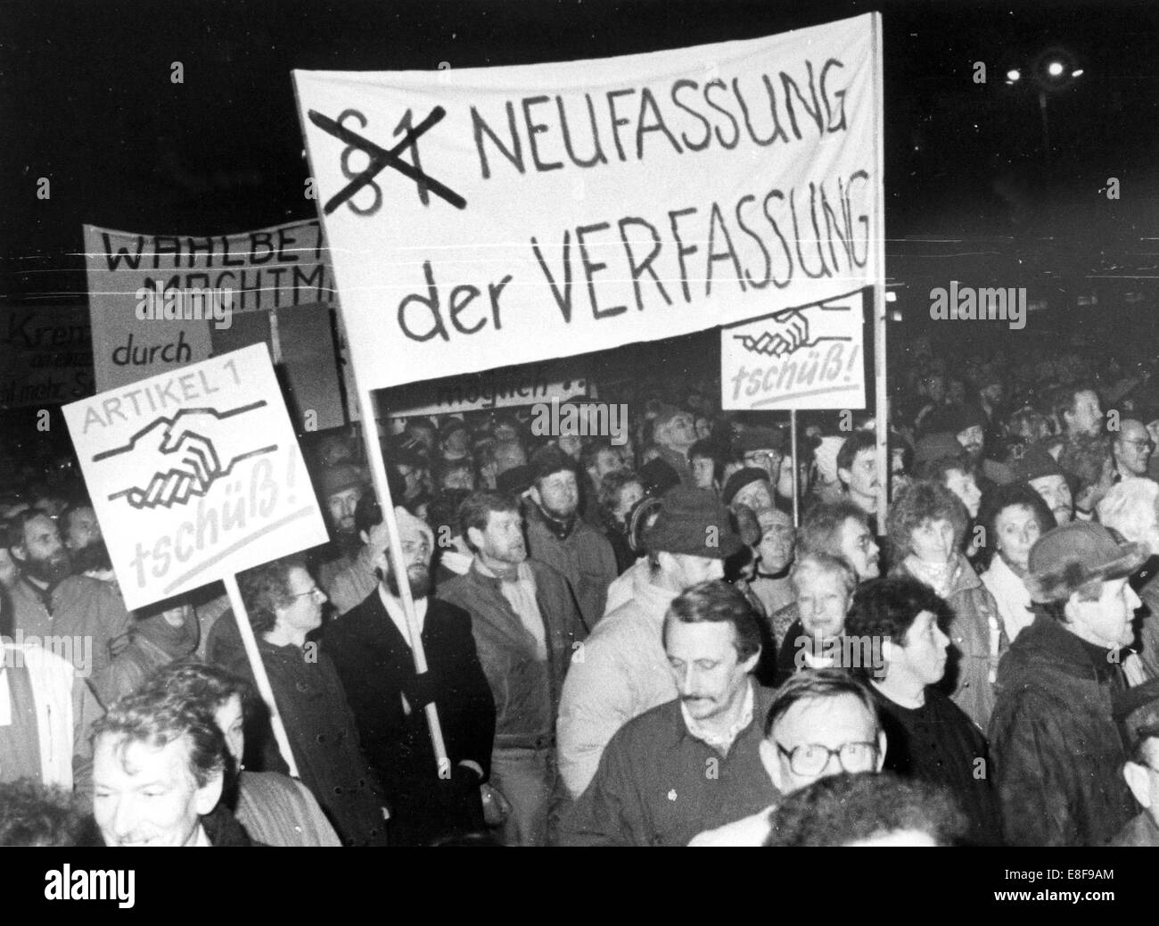 Bürgerinnen und Bürger von Dresden mit Plakaten demonstrieren gegen die DDR-Regierung am Altmarkt in Dresden am 22. Oktober 1989. Ab Anfang Oktober fand Montag Demonstrationen in Dresden statt. Foto: Ulrich Häßler Stockfoto