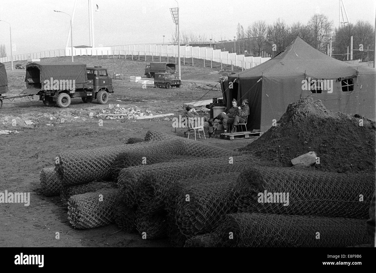 DDR Grenze Kräfte sitzen vor ihrem Zelt an der Grenze in Ost-Berlin, DDR, 13. November 1989. Die Öffnung der Mauer war versehentlich einen Tag früher als geplant am 9. November 1989 endlich was in dem Fall der Mauer und dem Ende der DDR verkündet worden. Foto: Eberhard Kloeppel Stockfoto
