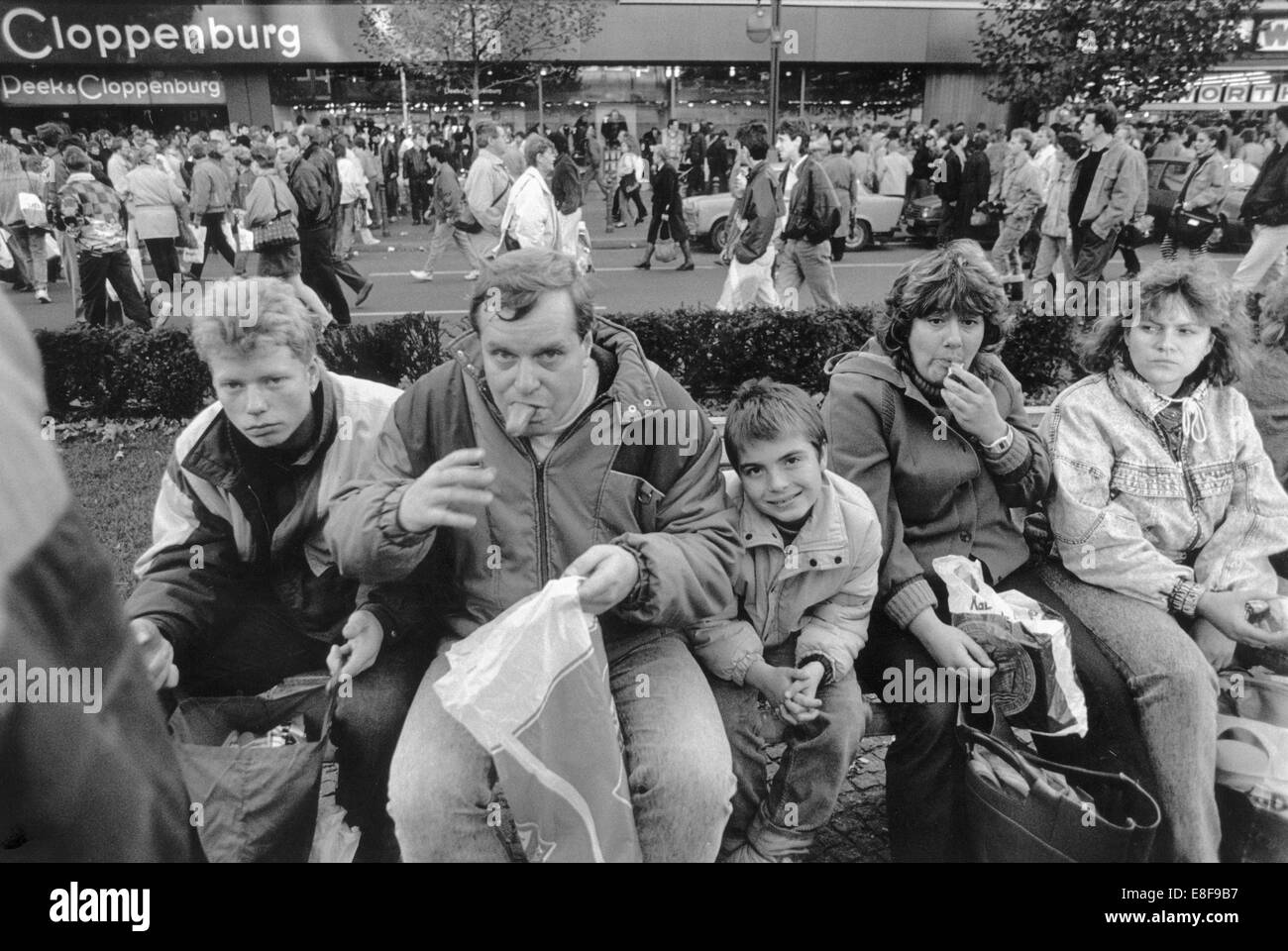 Zehntausende Menschen aus Ost-Berlin Schwarm heraus auf den Straßen von West Berlin und genießen Sie die neue Freiheit auf 10 Nvovember 1989. Kudamm mit seinen Geschäften wird die Promenade, der ostdeutschen. Der Fall der Mauer war in einem eher lapidar Mode am Vortag in einer Pressekonferenz erklärt worden. Foto: Eberhard Kloeppel Stockfoto