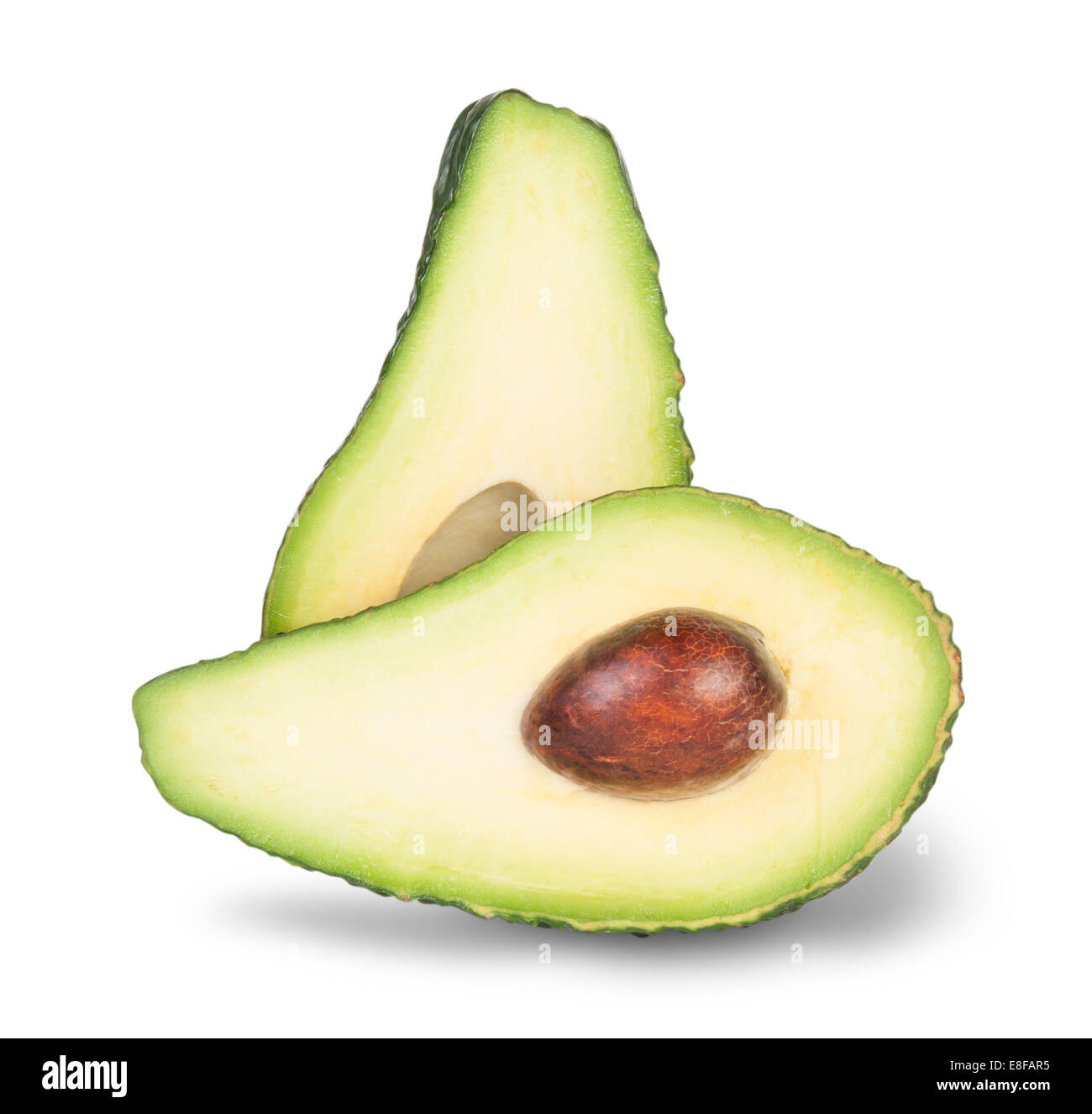Grün in Scheiben Avocado mit Knochen isoliert auf weißem Grund Stockfoto
