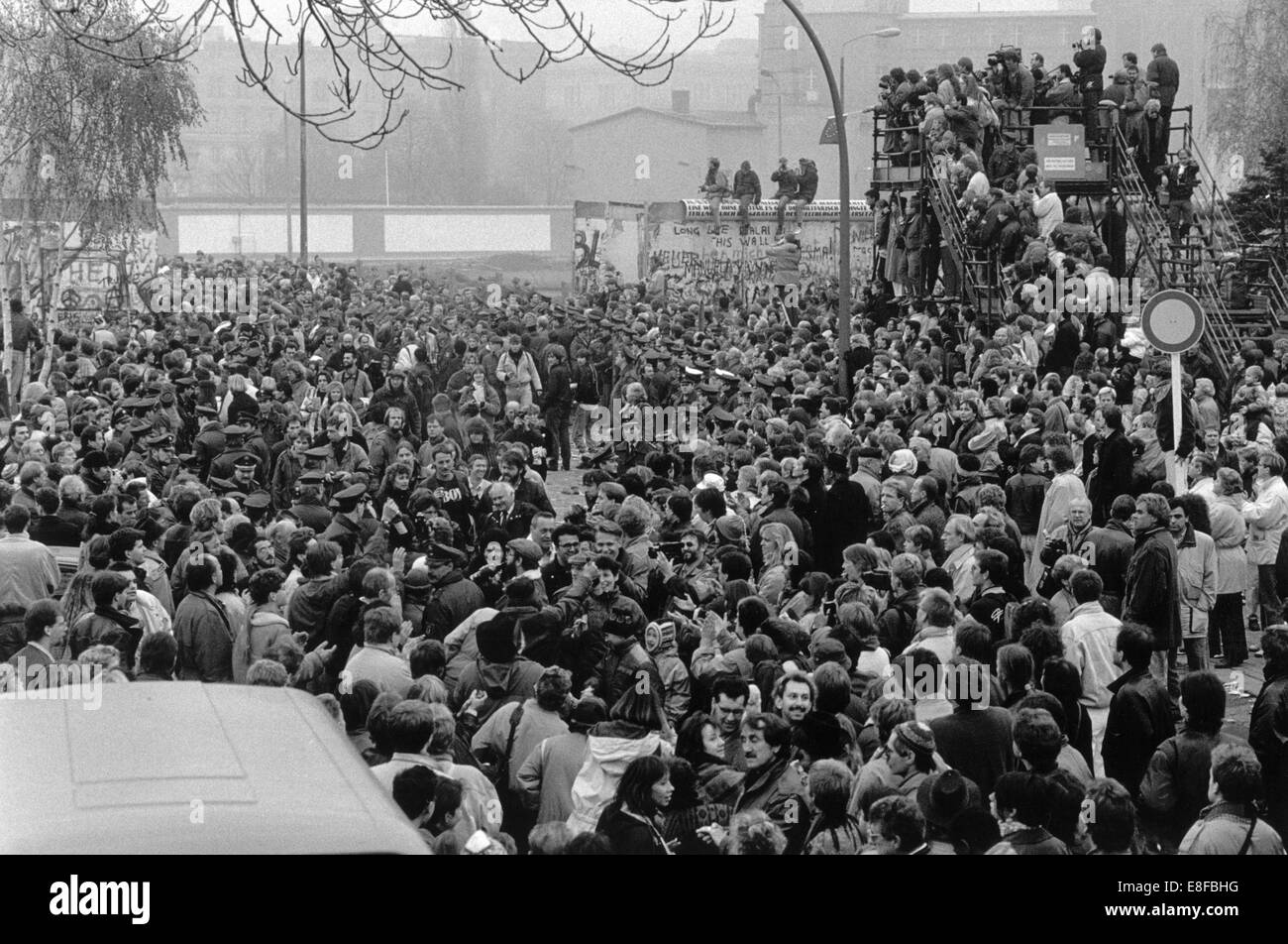 Massen von Menschen versammeln sich auf und rund um Türme am Potsdamer Platz in Berlin (West) mit Blick auf den ehemaligen Ostteil der Stadt am 12. November 1989. Die Türme wurden errichtet, für West-Berliner in der Lage sein zu sehen, der Stadt zu den Zeiten der Trennung Ost. DDR-Grenztruppen entfernen Sie Teile der Berliner Mauer in (West) Berlin, Deutschland, 12. November 1989. Die Öffnung der Mauer wurde versehentlich auf einer Pressekonferenz von DDR-Beamten am 9. November 1989 erklärt, was in letzter Konsequenz bis zum Fall der Mauer und der Wiedervereinigung führte. Foto: Eberhard Kloeppel Stockfoto