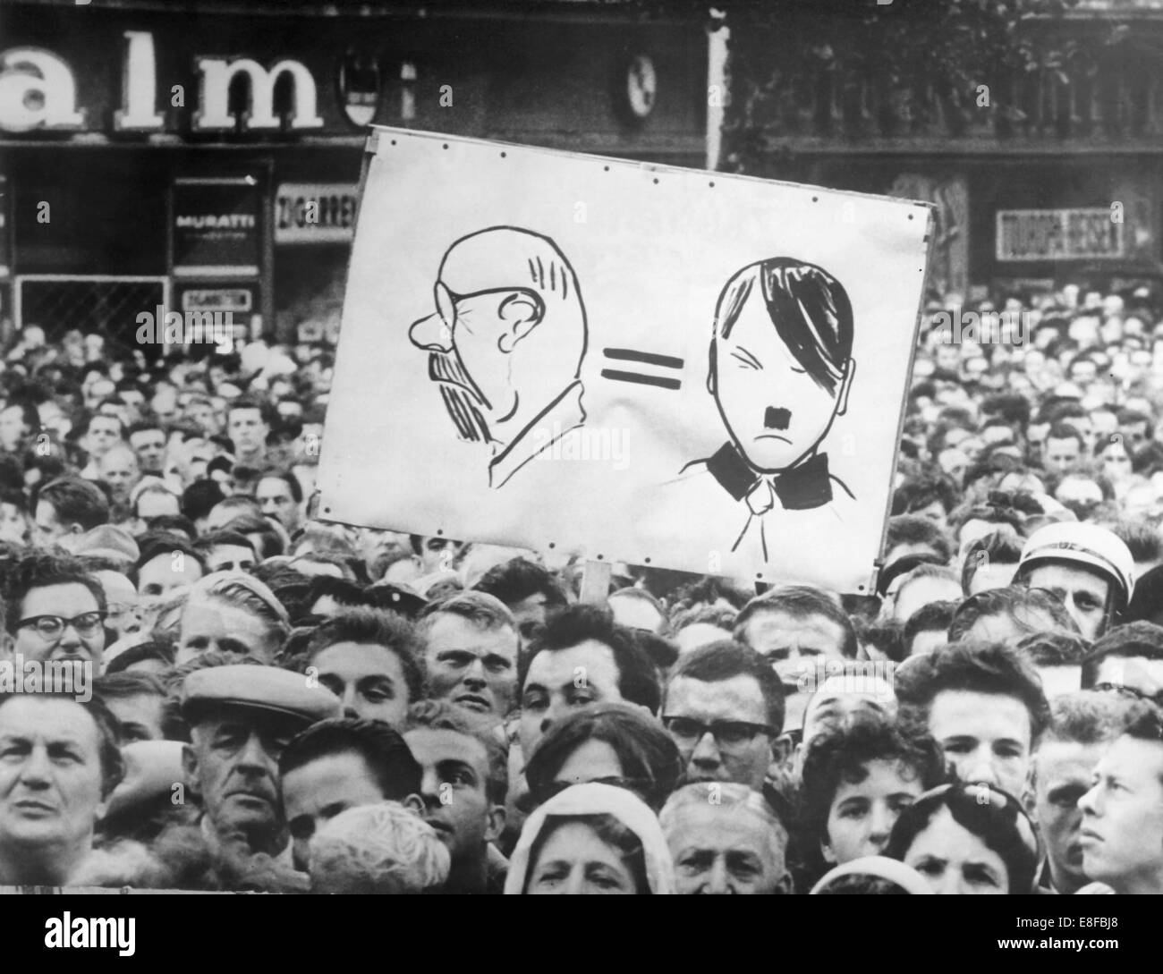 Eine Banner, die Adolf Hitler mit DDR Lineal Walter Ulbricht vergleicht, ist während einer Massenkundgebung von mehr als 250.000 Menschen in West-Berlin am 16. August 1961 statt. Drei Tage nach der Versiegelung aus Ost-Berlin von den Machthabern der DDR, kritisierte die Demonstration Zone Laune und den Bau der Mauer. Stockfoto