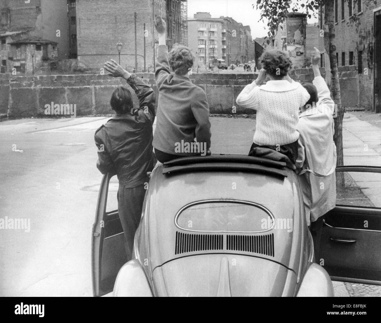 Eine Familie aus West-Berlin Wellen an ihre Verwandten aus Ost-Berlin am 10. September 1961. Stockfoto