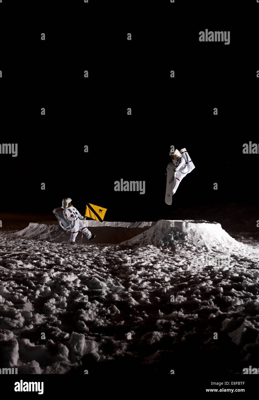 Astronaut auf dem Mond Snowboarden. Stockfoto