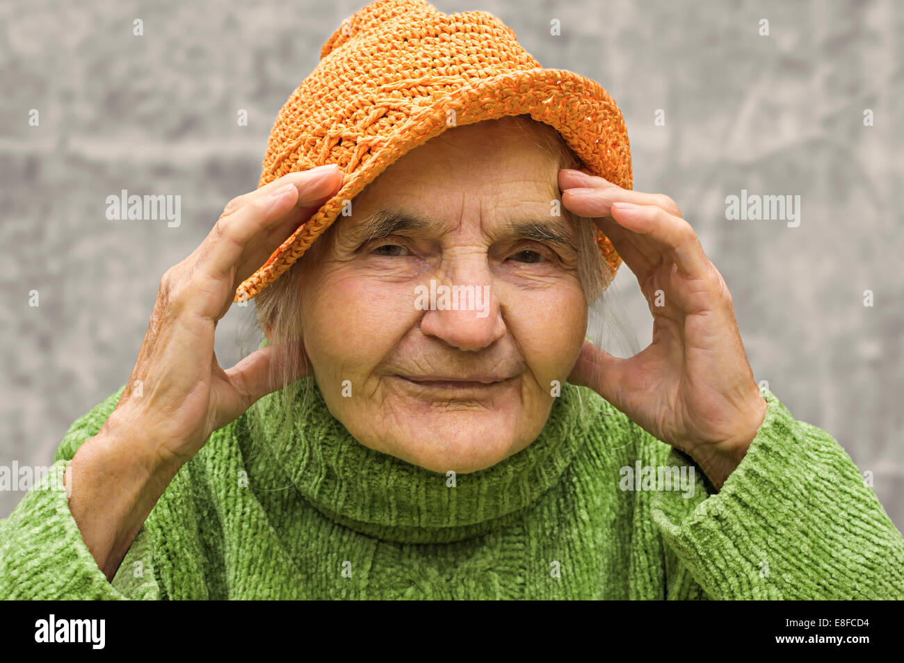 Ältere Frau, die Hand in der Nähe von Kopf hält. Kopfschmerzen-Problem. Stockfoto