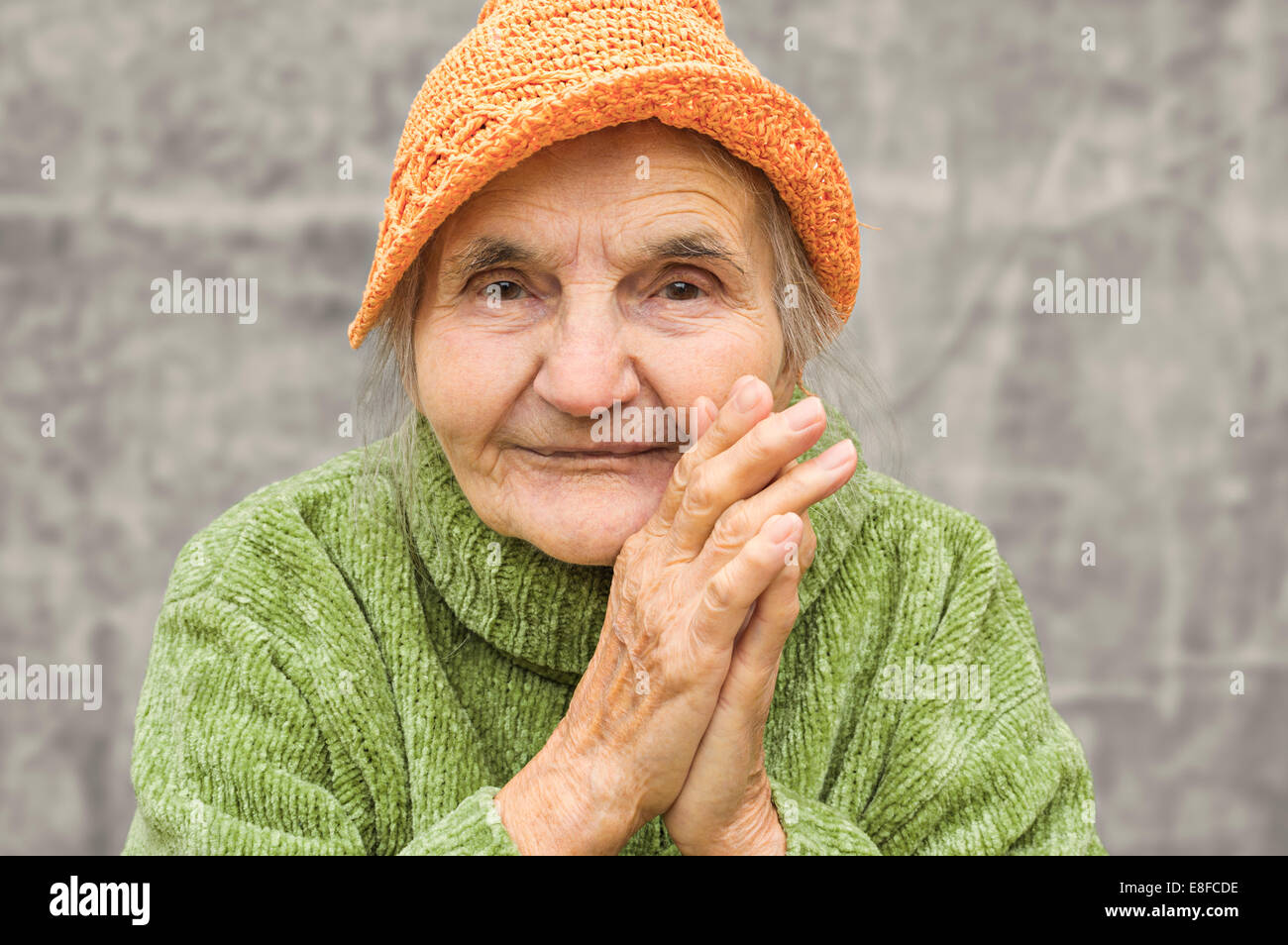 Porträt einer glücklich senior Frau lächelt in die Kamera Stockfoto