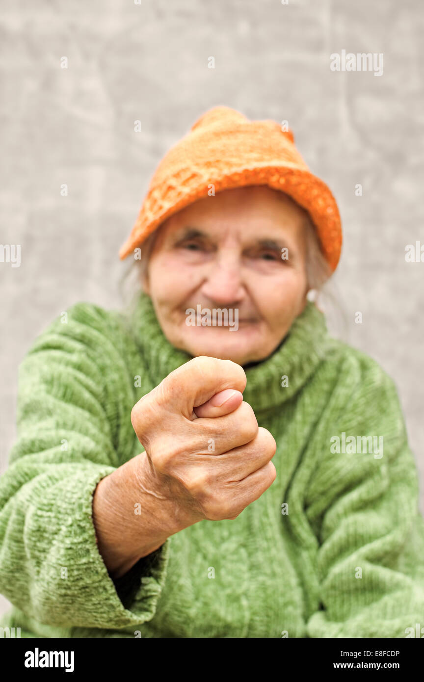 Ältere Frau zeigt Abb. Sign. Selective Fokus auf Seite Stockfoto