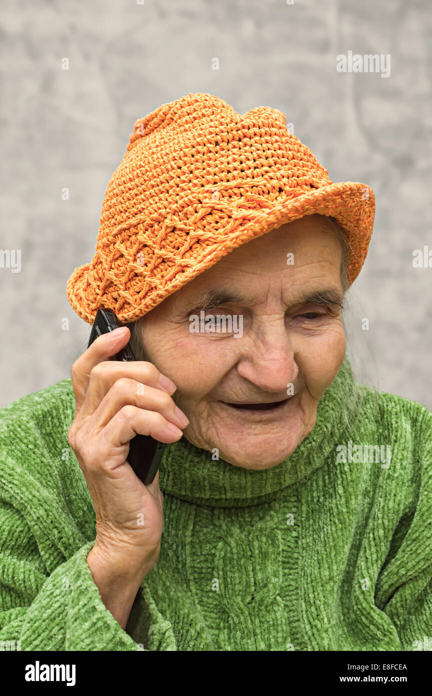 Porträt einer glücklich senior Frau am Telefon Stockfoto