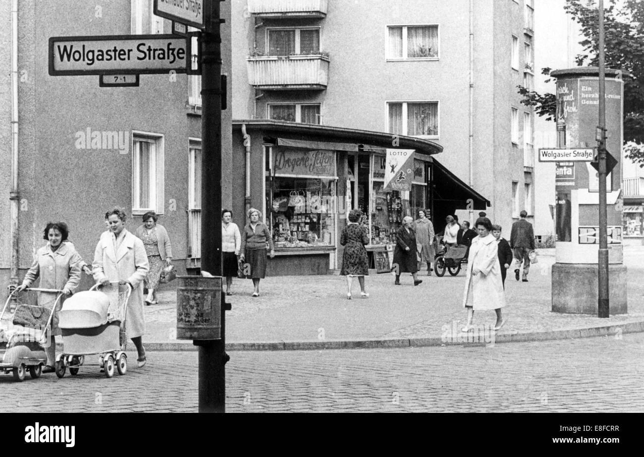 Blick auf die pulsierende Straßenrand der Bernauer Straße nach West-Berlin, 7. Juli 1961 gehören. Die Häuser auf der anderen Straßenseite gehören nach Ost-Berlin. 13. August 1961 wurden am Tag des Baus der Berliner Mauer, 9. November 1989, am Tag der Fall der Berliner Mauer, der Bundesrepublik und der DDR durch den Eisernen Vorhang zwischen Ost und West getrennt. Stockfoto