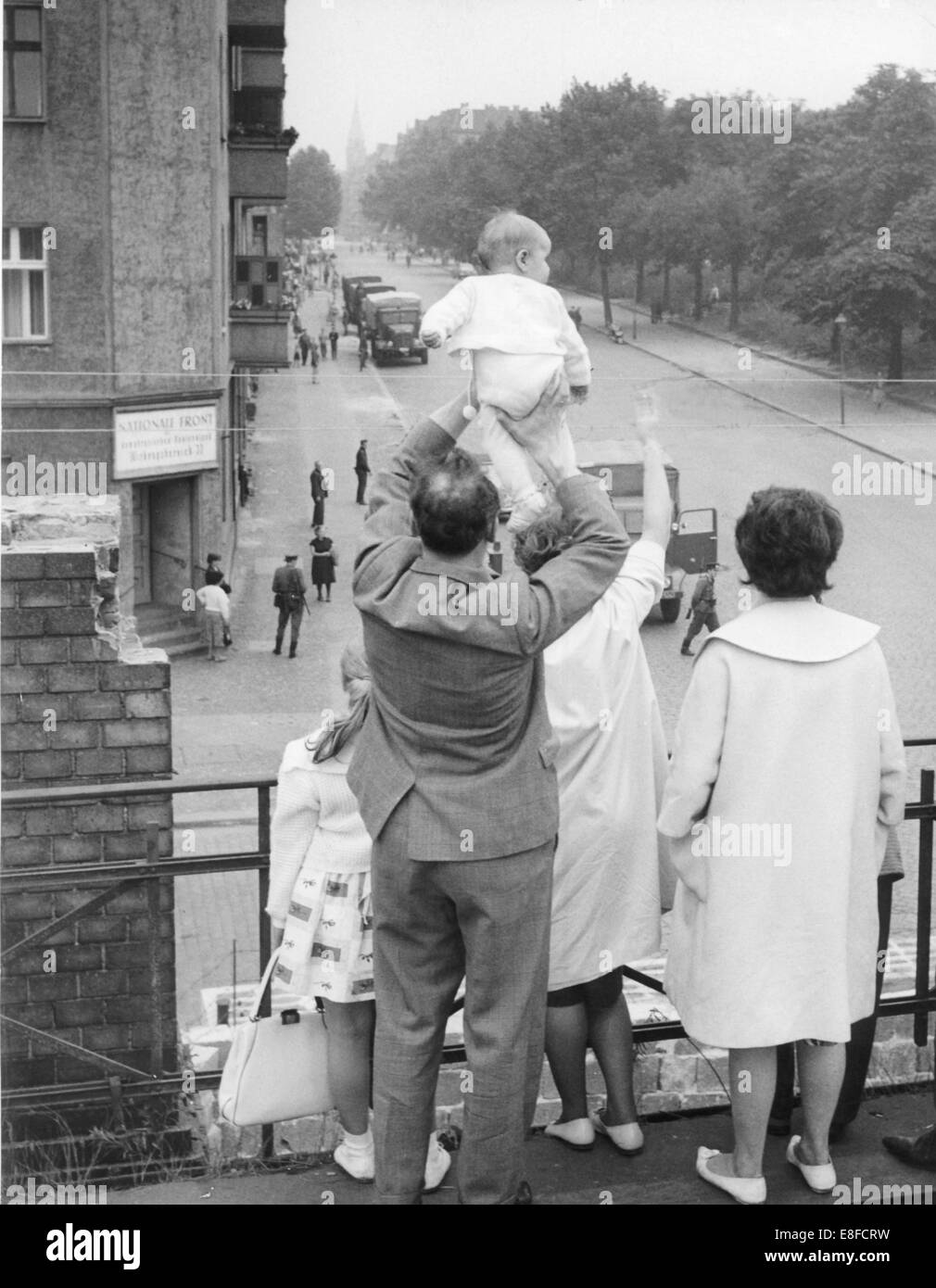 Eine Familie aus West-Berlin Wellen an ihre Verwandten aus Ost-Berlin am 1. Oktober 1961. Es ist fast unmöglich, durch eine einzige vor kurzem weiterwachsen Partition. Stockfoto