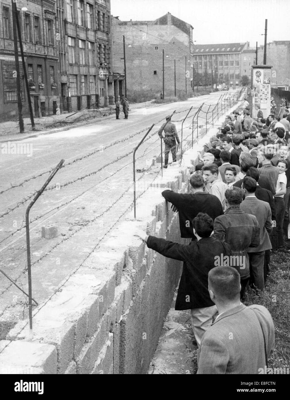 Bürger aus West-Berlin prüfen die neu errichtete Mauer an der Grenze des sowjetischen Sektors am 27. August 1961. Stockfoto