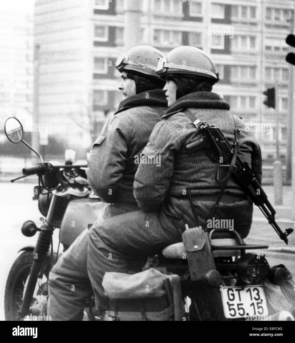 Auch nach dem Fall der Berliner Mauer DDR-Grenzsoldaten zeigen ihre Fähigkeit und die Mauer in Berlin am 17. Dezember 1989 zu schützen. Stockfoto