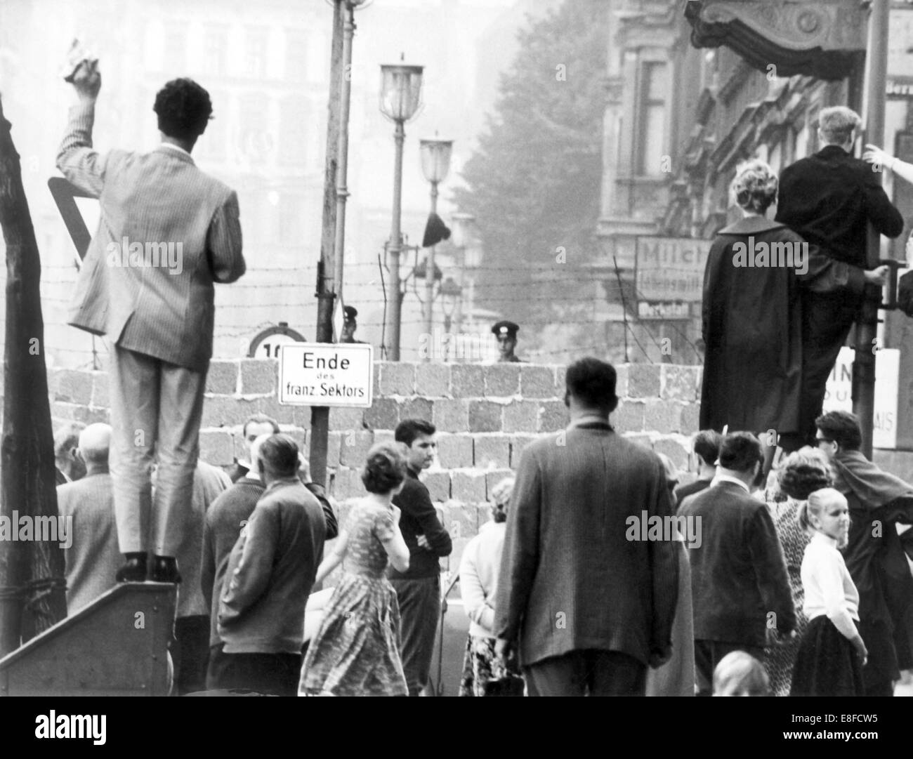 Bürgerinnen und Bürger aus West-Berliner Welle an ihre Verwandten in Ost-Berlin am 30. September 1961. Es ist fast unmöglich, durch die nur neu errichteten Teilung. Stockfoto