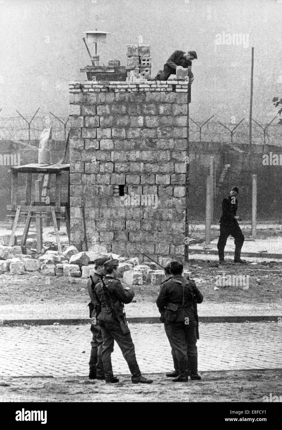 Eine funktionierende Mannschaft unter strengen Obhut von DDR-Grenzsoldaten baut Ausschau um einen optimalen Überblick über den Tod Streifen haben am 24. Oktober 1967. Stockfoto