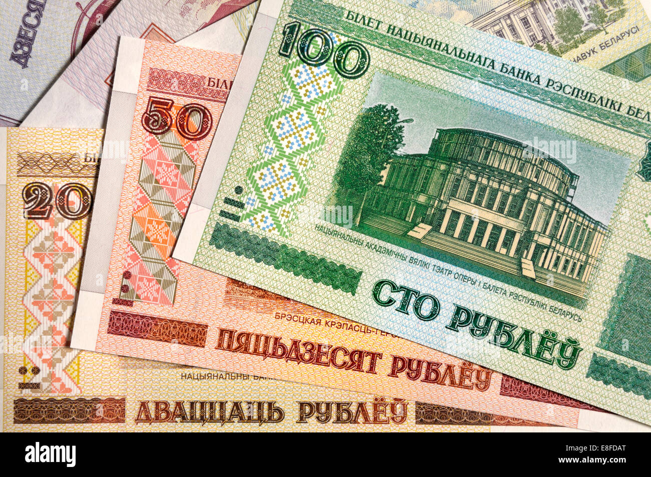 Belarus-Banknoten, die Zahlen in das kyrillische Alphabet. 20, 50 und 100 Rubel Stockfoto