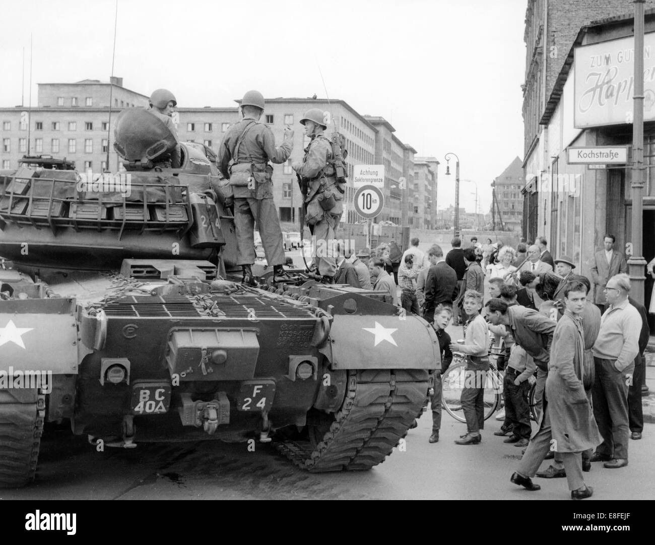 Ein schwerer Patton-Panzer der US Army stehen auf der Wilhelmstraße in Berlin-West an der Grenze zum östlichen Teil der Stadt, am 23. August 1961. Im Hintergrund der Berliner Mauer und dem "Haus der Ministerien" (Haus der Ministerien), der ehemalige aeronautic Reichsministerium, an der Ecke von Wilhelm und Leipziger Straße. Vom 13. August 1961, der Tag der Errichtung der Mauer, waren bis zum Fall der Berliner Mauer am 9. November 1989 der Bundesrepublik und der DDR durch den "Eisernen Vorhang" zwischen Ost und West getrennt. Stockfoto