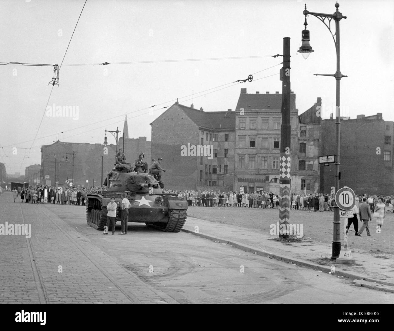 Ein US-Panzer steht am Grenzübergang Punkt Prinzenstraße in Berlin im August 1961. Vom 13. August 1961 auf waren der Tag des Baus der Mauer bis zum 9. November 1989, dem Fall der Berliner Mauer, der Bundesrepublik und der DDR getrennt in Ost und West durch den "Eisernen Vorhang". Stockfoto