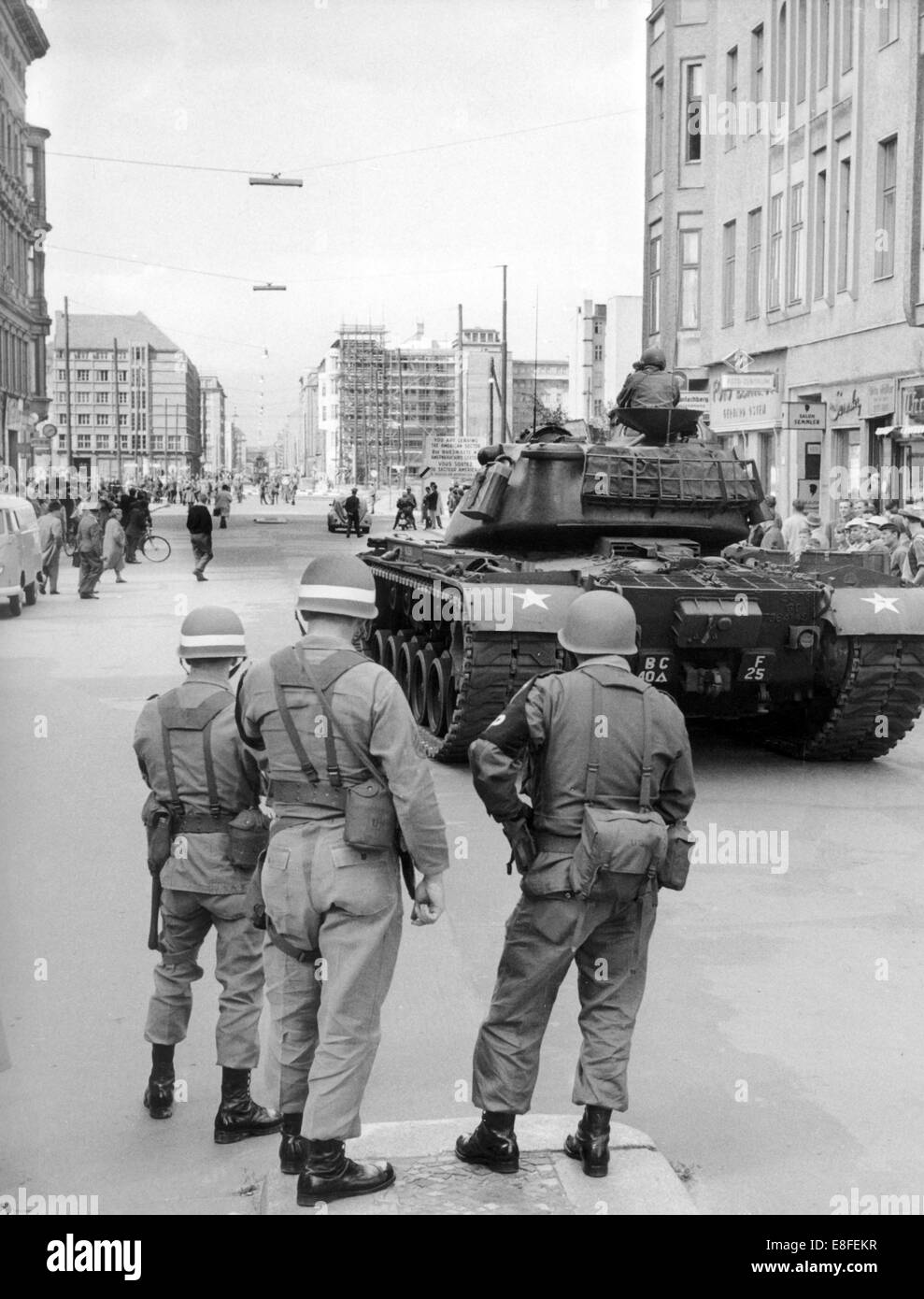 Soldaten der US Army stehen hinter einem schweren Patton-Panzer der US-Armee am Grenzübergang Friedrichstraße Punkt in Berlin am 23. August 1961. Vom 13. August 1961 waren am Tag des Baus der Mauer bis zum Fall der Mauer am 9. November 1989, die Bundesrepublik Deutschland und der DDR getrennt in Ost und West durch den Eisernen Vorhang. Stockfoto