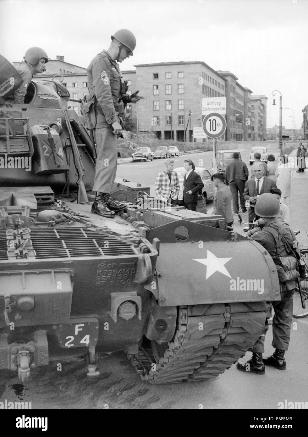 Ein schwerer Patton-Panzer der US Army stehen auf der Wilhelmstraße in Berlin-West an der Grenze zum östlichen Teil der Stadt, am 23. August 1961. Im Hintergrund der Berliner Mauer und dem "Haus der Ministerien" (Haus der Ministerien), der ehemalige aeronautic Reichsministerium, an der Ecke von Wilhelm und Leipziger Straße. Vom 13. August 1961, der Tag der Errichtung der Mauer, waren bis zum Fall der Berliner Mauer am 9. November 1989 der Bundesrepublik und der DDR durch den "Eisernen Vorhang" zwischen Ost und West getrennt. Stockfoto