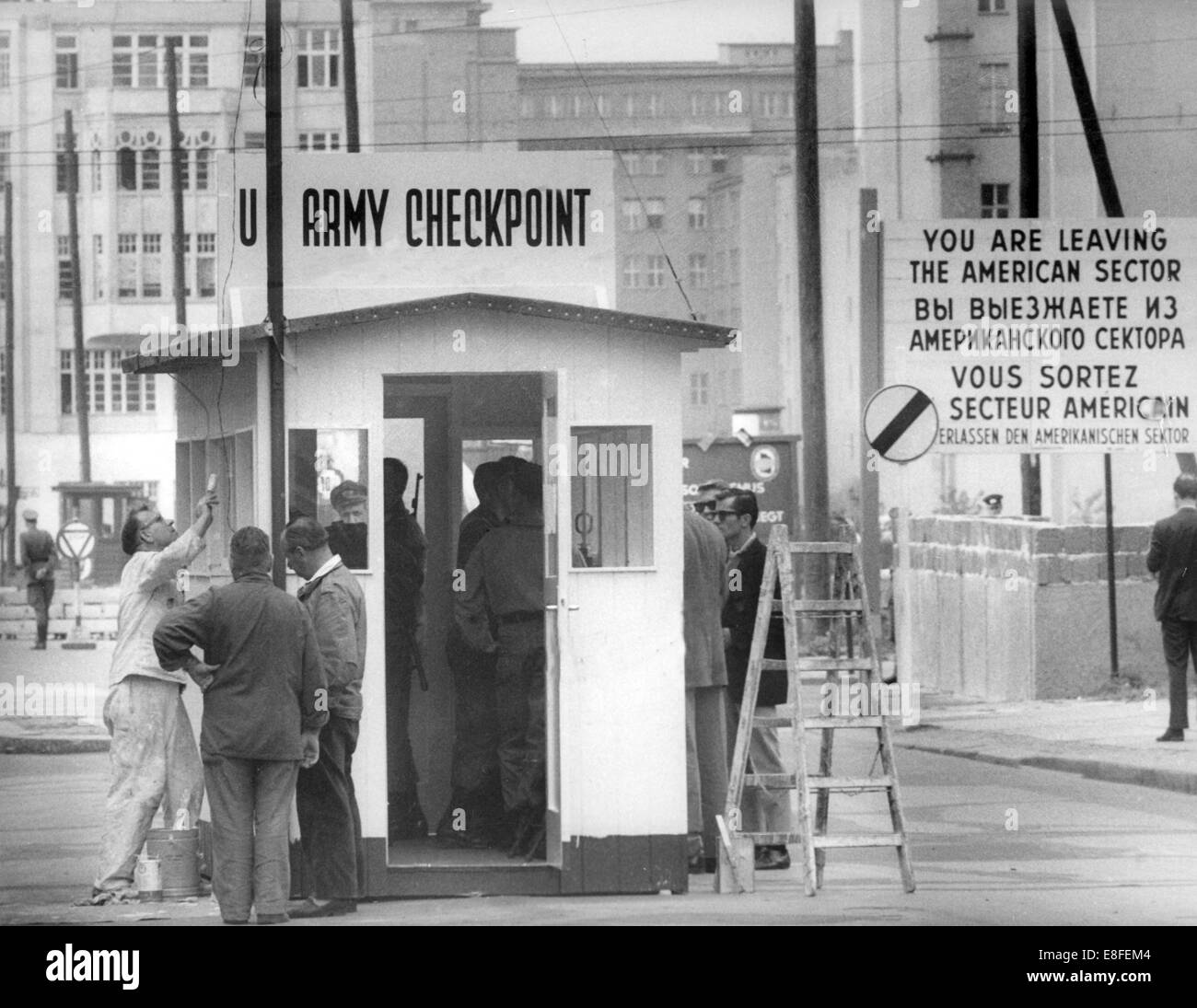 Arbeiter bauen einen wetterfesten Rahmen lodge für die US-Soldaten am Kontrollpunkt Friedrichstraße, Checkpoint Charlie genannt. Vom 13. August 1961, der Tag des Baus der Mauer, bis die vom November 1989, dem Fall der Berliner Mauer, der Bundesrepublik und der DDR waren getrennt in Ost und West durch den "Eisernen Vorhang". Stockfoto