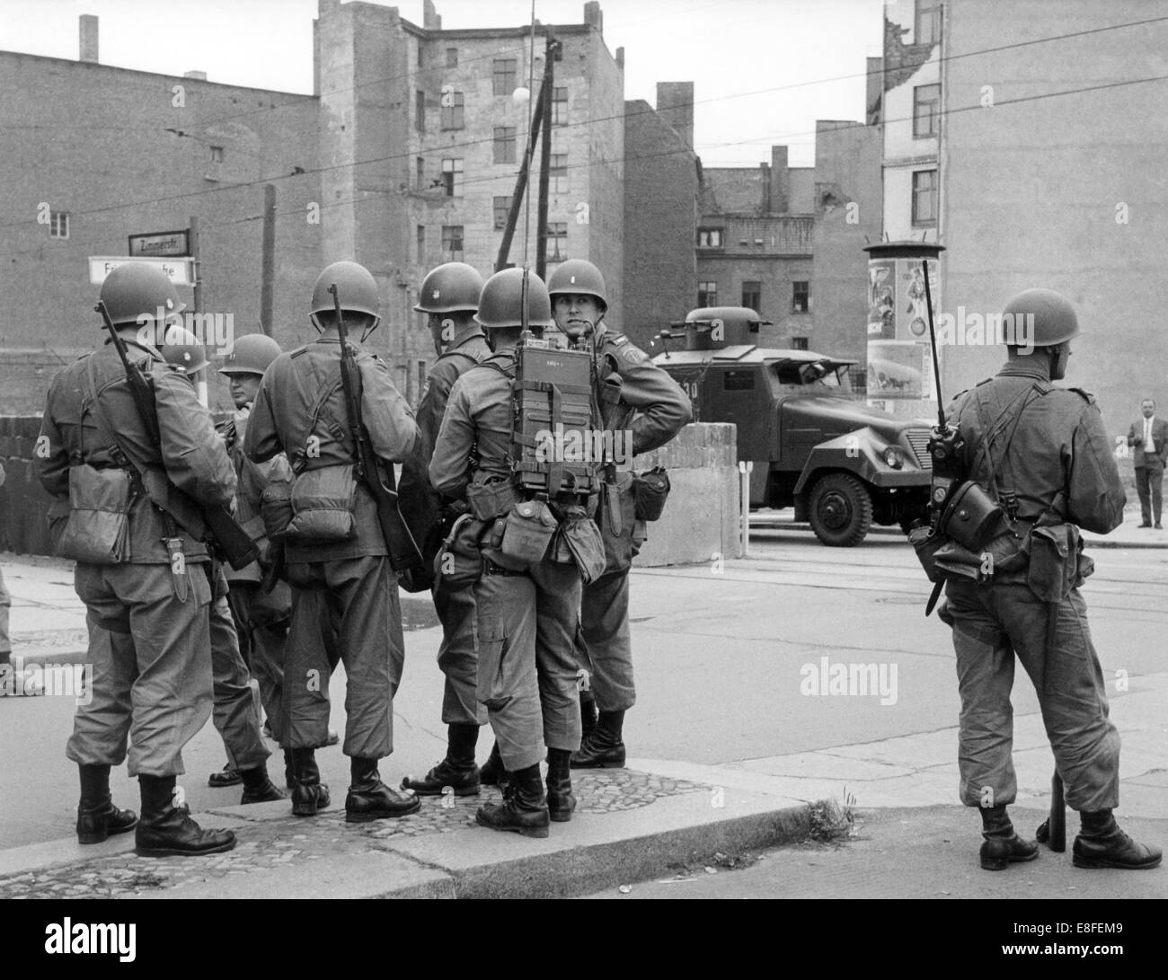 Soldaten der US-Armee auf der Seite der West-Berliner und einem Wasserwerfer von der Volkspolizei der DDR der Ost-Berliner Seite stehen einander gegenüber am Grenzübergang Friedrichstraße Punkt in Berlin am 24. August 1961. Vom 13. August 1961 waren am Tag des Baus der Mauer bis zum Fall der Mauer am 9. November 1989, die Bundesrepublik Deutschland und der DDR getrennt in Ost und West durch den Eisernen Vorhang. Stockfoto