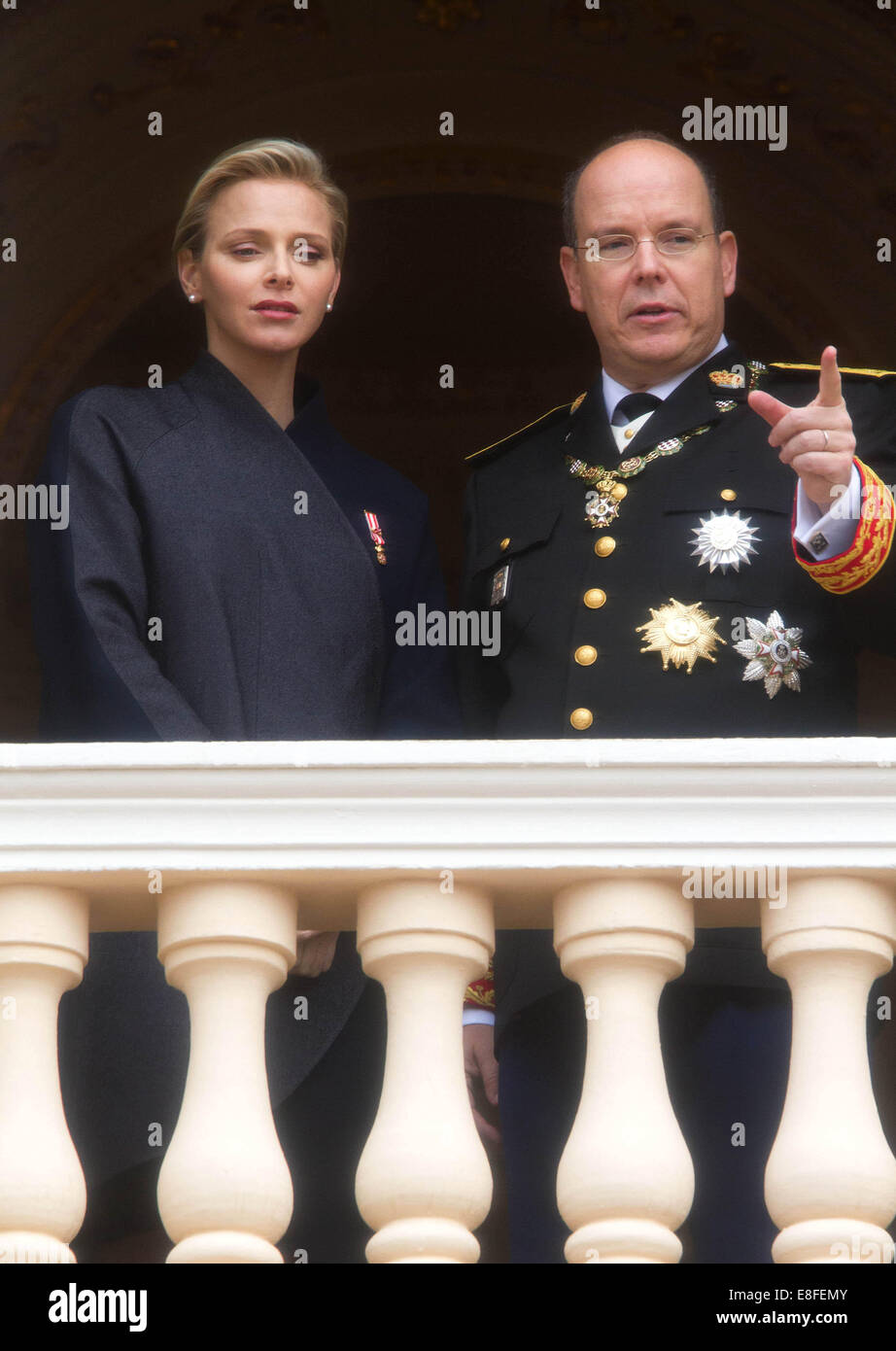 Fürst Albert II. von Monaco und seine Frau Prinzessin Charlene besuchen die Armee Parade als Bestandteil der offiziellen Zeremonien für den Nationalfeiertag Monaco in Monte Carlo, Monaco, 19. November 2013. Foto: Albert Philip van der Werf Niederlande OUT Stockfoto