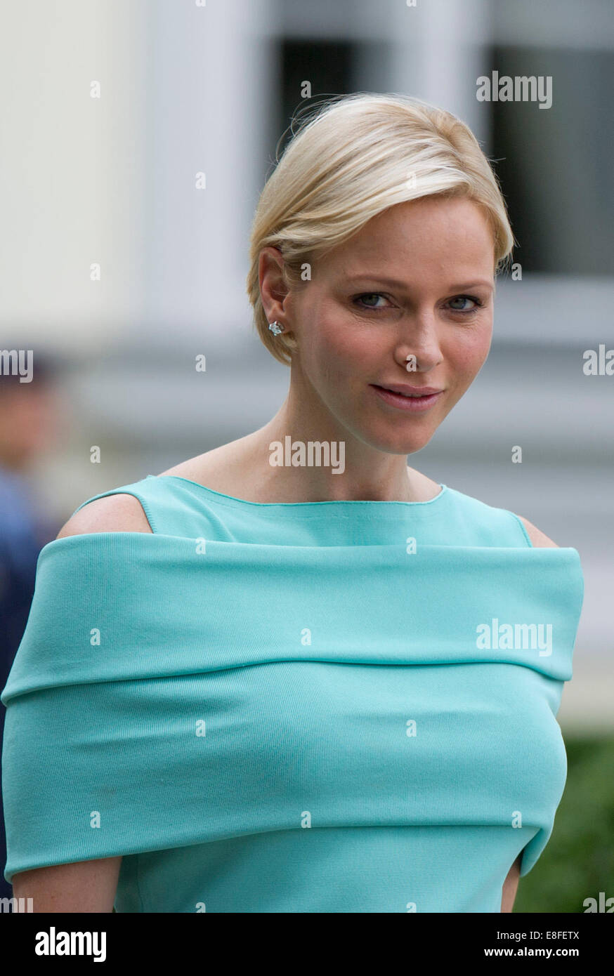 Prinzessin Charlene von Monaco streift durch das Brandenburger Garten von Bellevue Palace in Berlin, Deutschland, 9. Juli 2012. Fürst Albert II. und seine Frau besuchen Deutschland für mehrere Tage. Foto: MARC TIRL Stockfoto