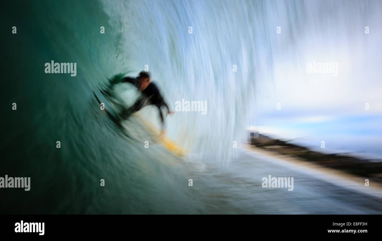 Verschwommene Bewegungsaufnahme eines Mannes, der surft, Malibu, Kalifornien, USA Stockfoto