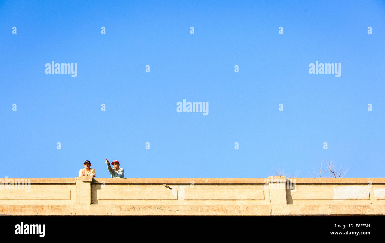 Zwei Männer stehen auf Brücke Stockfoto