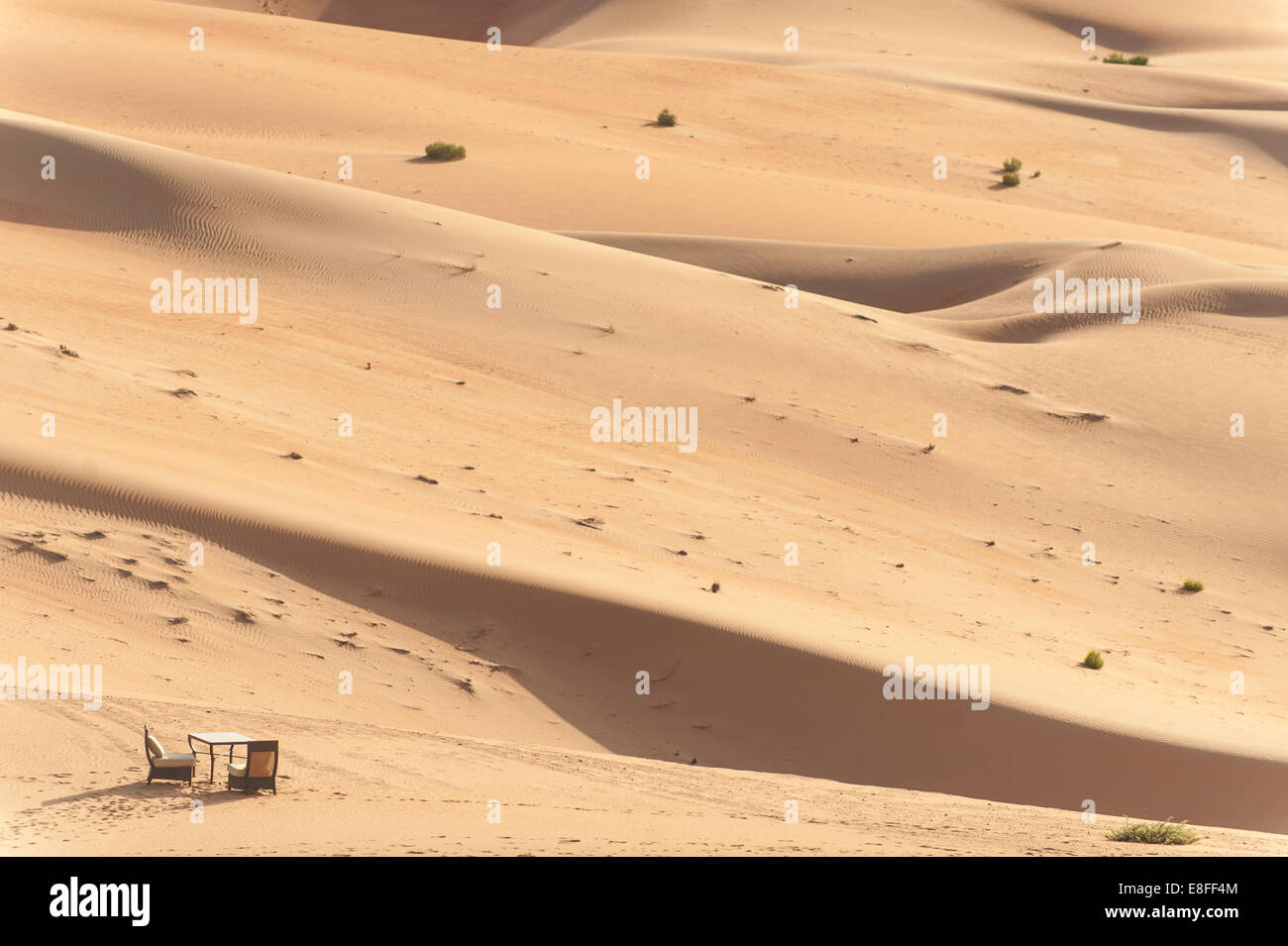 Tisch für zwei in der Wüste, Abu Dhabi, Vereinigte Arabische Emirate Stockfoto