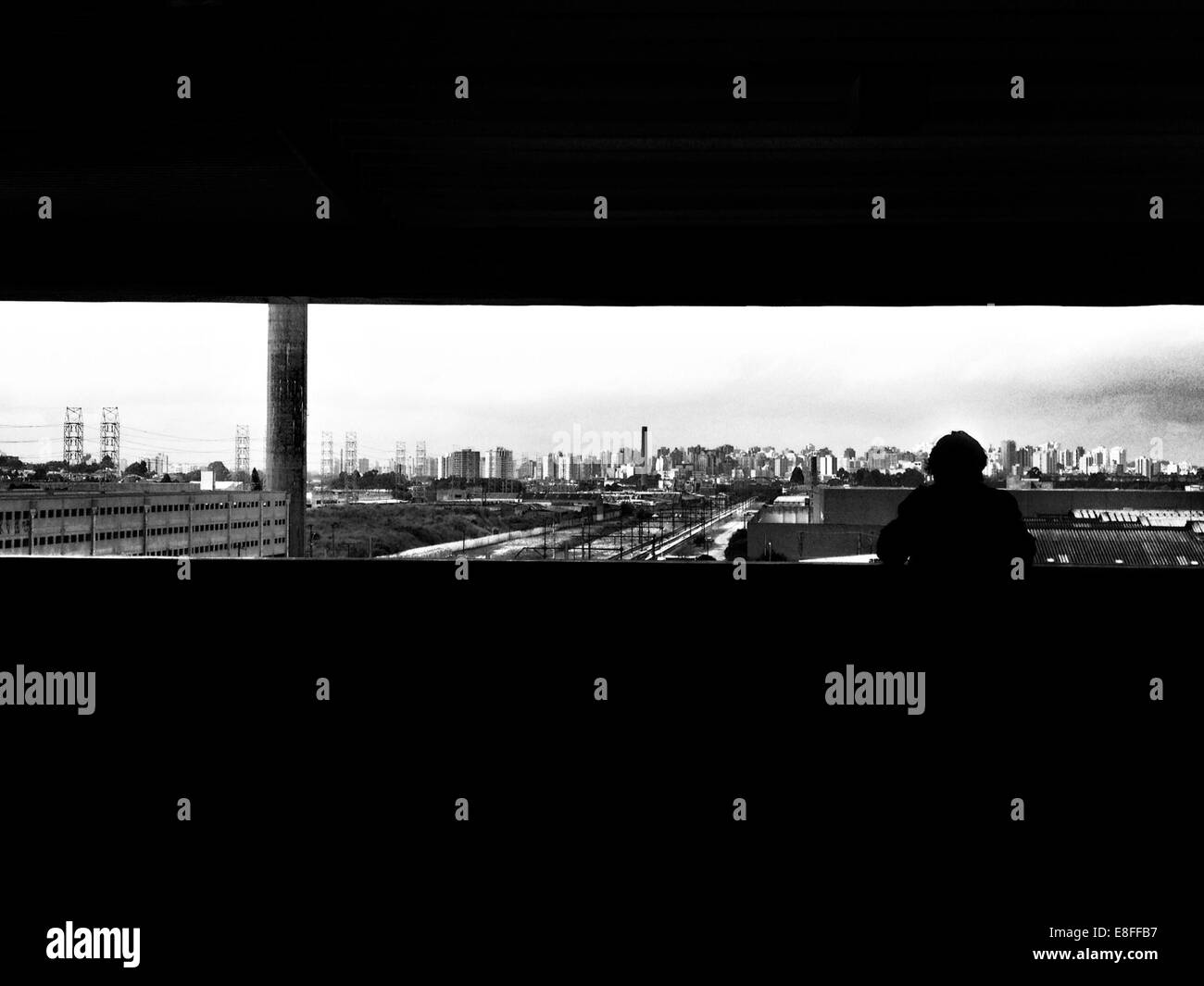 Silhouette einer Person Blick auf die Skyline der Stadt, São Paulo, Brasilien Stockfoto