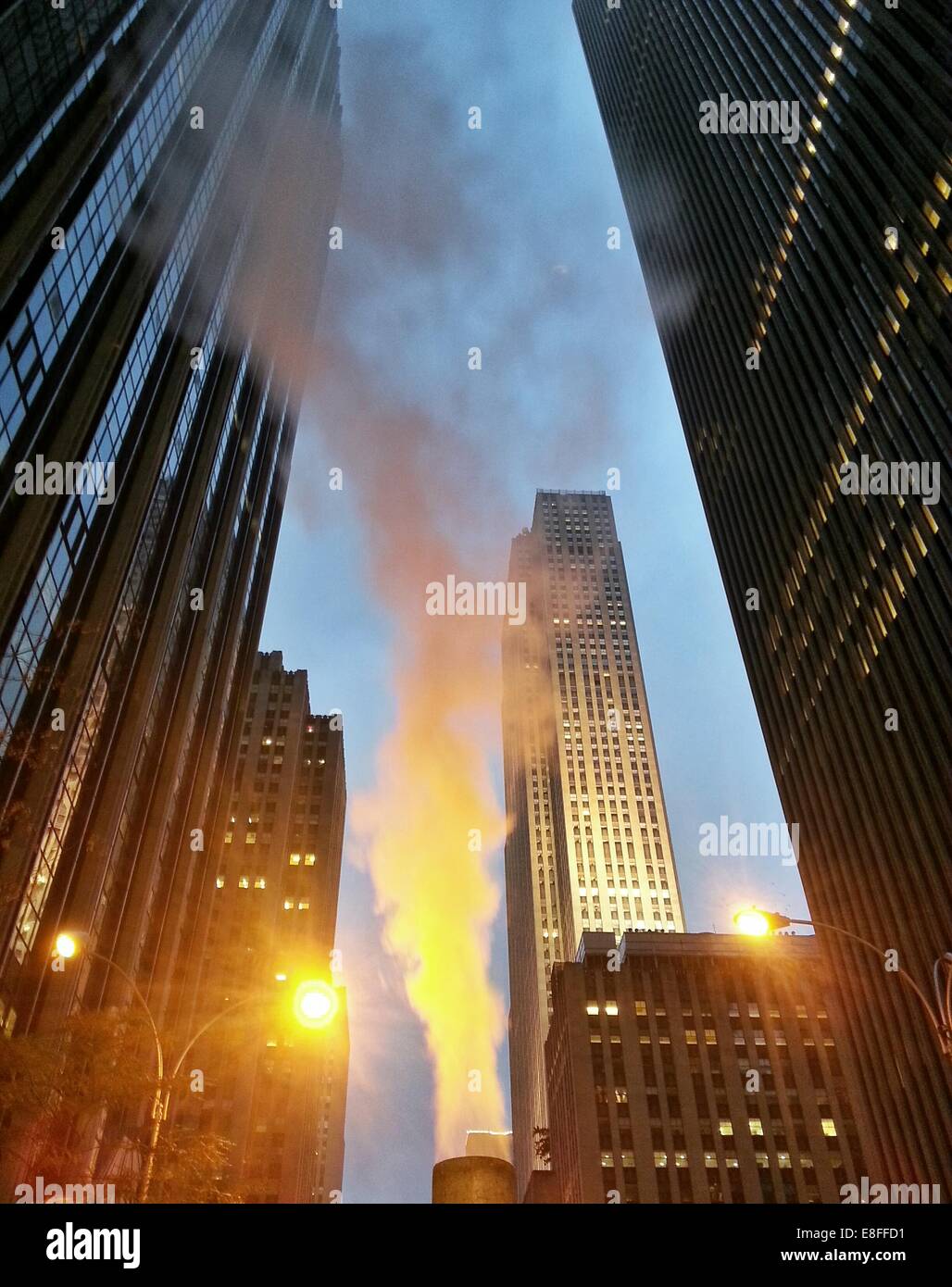 USA, New York State, New York City, Dampf steigt am Rockefeller Center Stockfoto