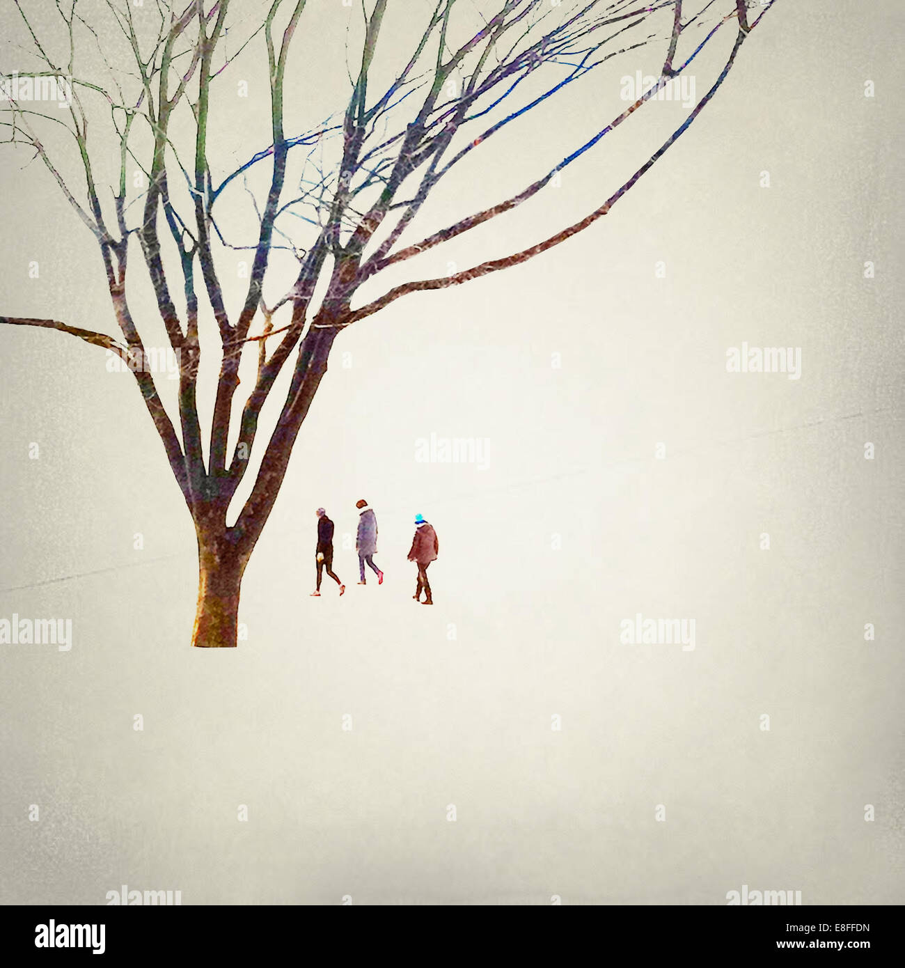 Drei Menschen, die in einem Park in Südkorea an einem Baum vorbeigehen Stockfoto
