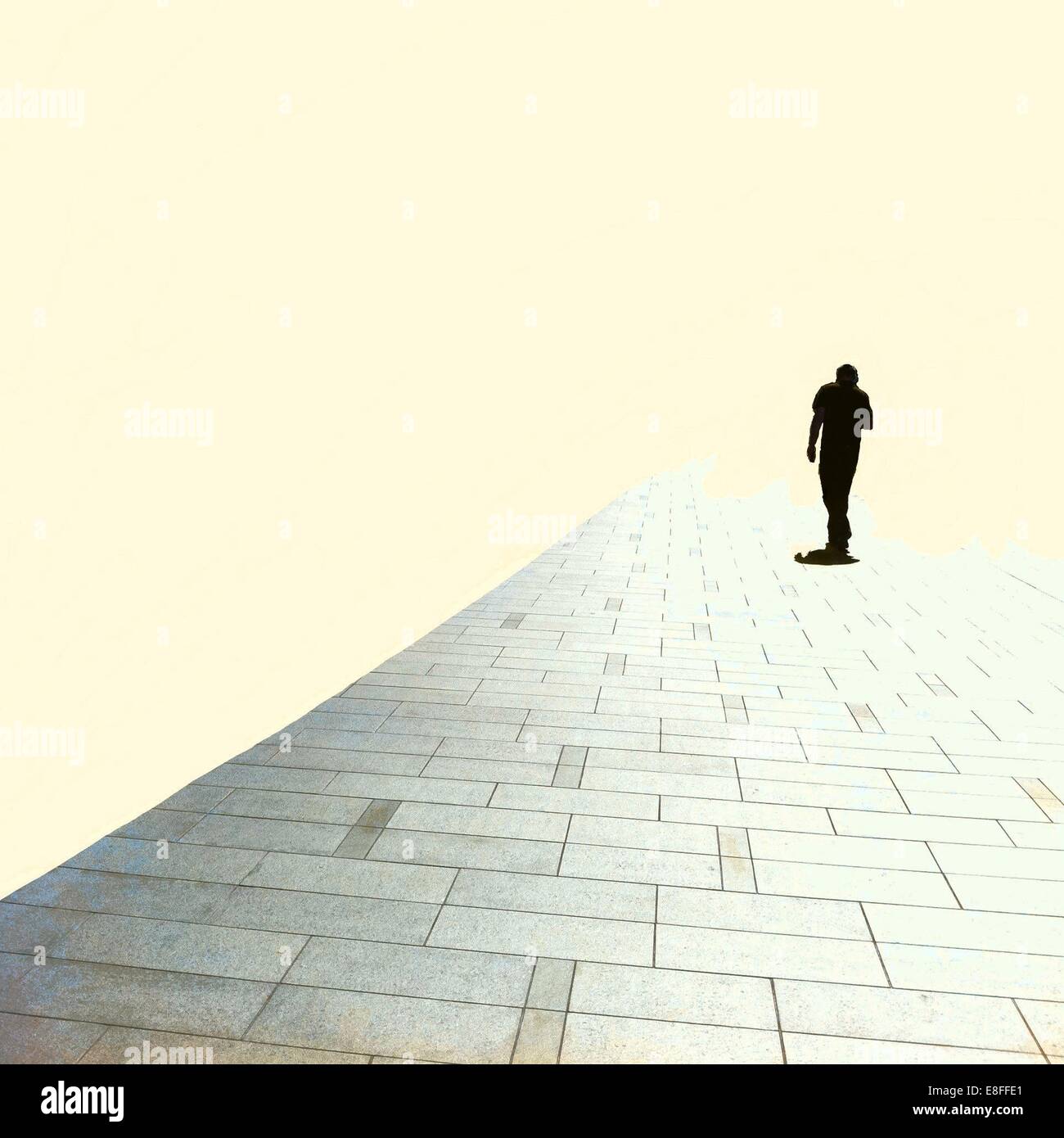 Mann zu Fuß entlang der Fahrbahn Stockfoto
