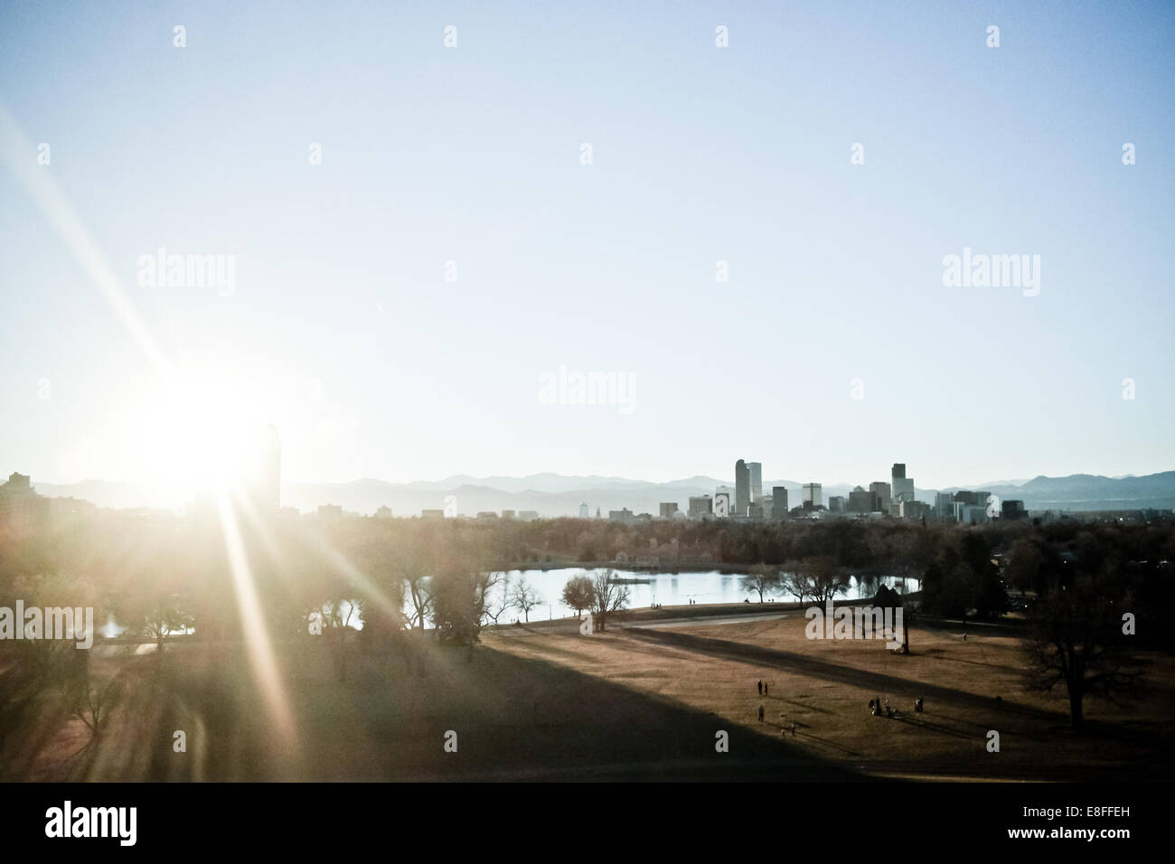 Sonnenstrahlen und Skyline im Hintergrund Stockfoto