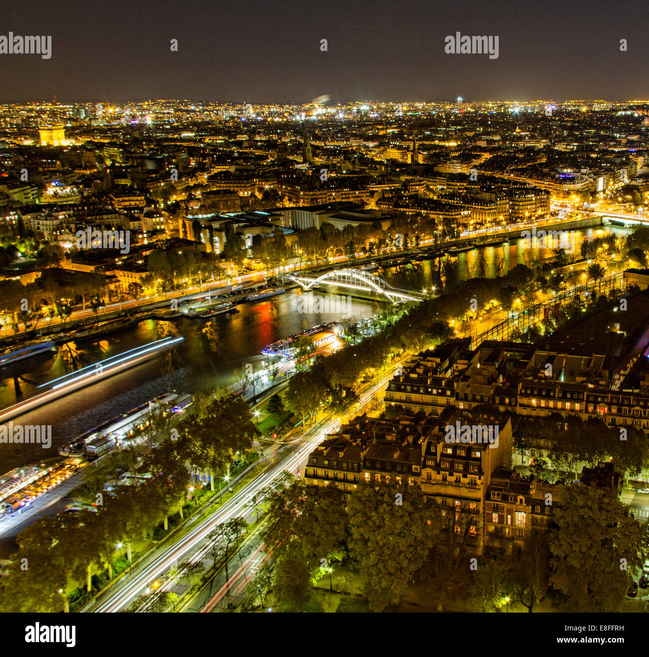 Frankreich, Paris, Luftaufnahme der Stadt bei Nacht Stockfoto