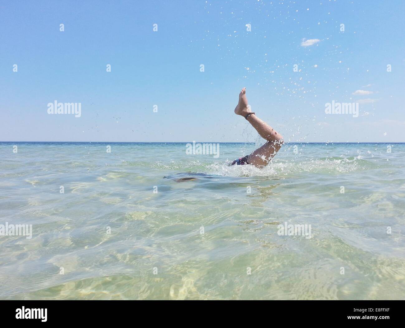 Mädchen Tauchen im Meer Stockfoto