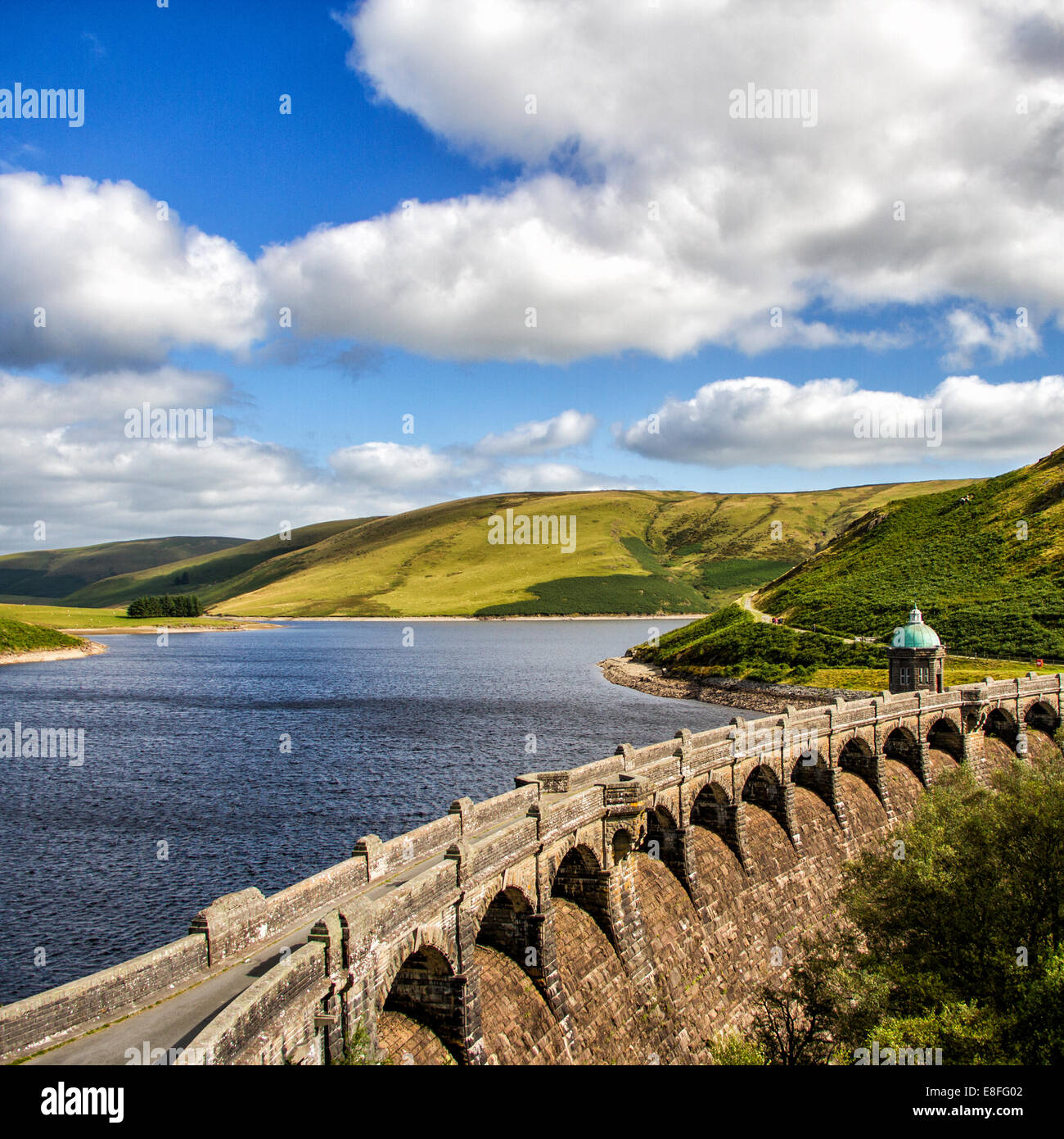 Aquädukt und Stausee, Elan Valley, Powys, Wales, Großbritannien Stockfoto
