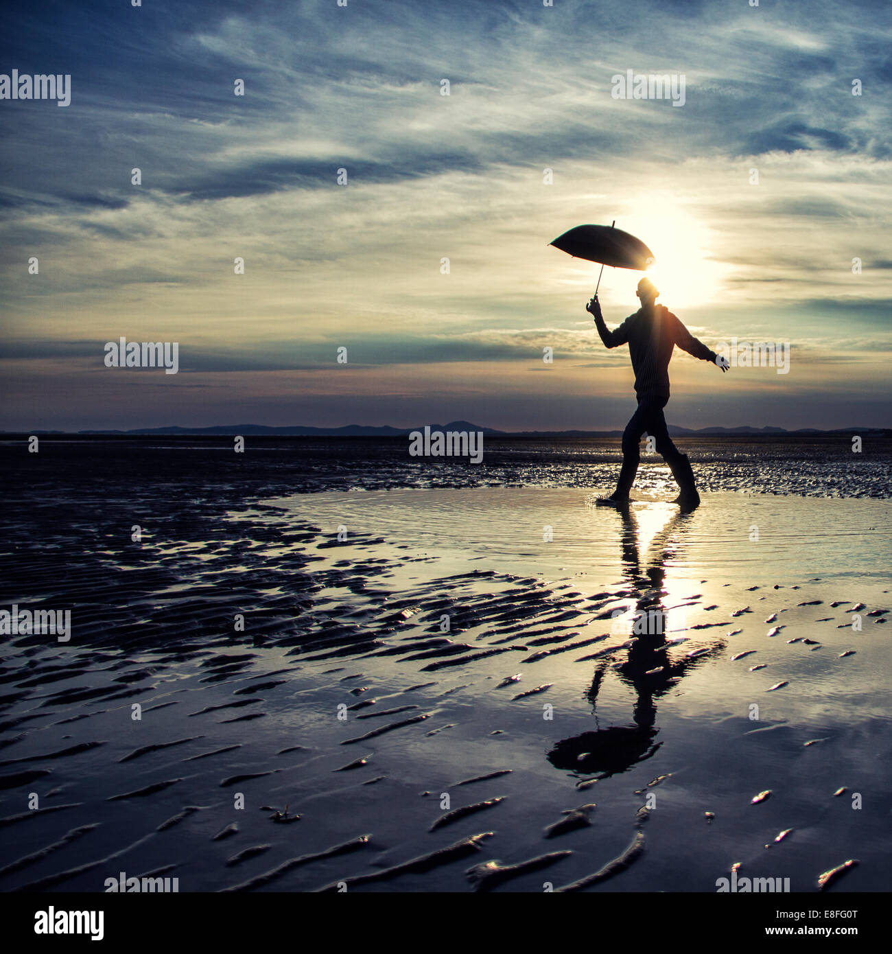 Mann mit Regenschirm Stockfoto