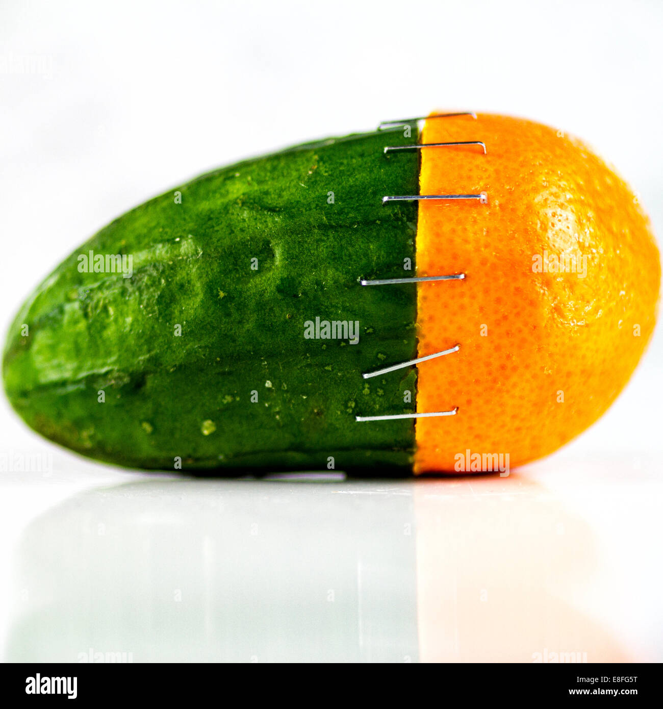 Orange und Gurke geheftet Stockfoto