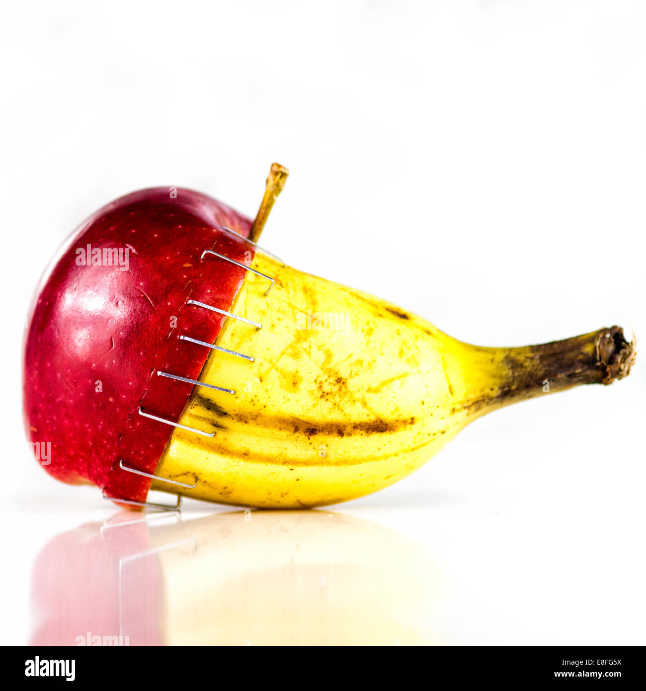 Apfel und Banane geheftet Stockfoto